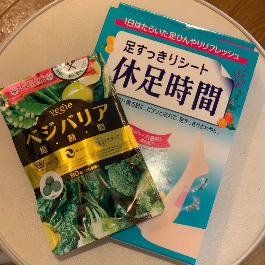 前田友理香さんのインスタグラム写真 - (前田友理香Instagram)「むくみがひどいのよね。。。 ﻿ どうにかならんかね。﻿ なんて、思っててさぁ！﻿ 「ベジバリア」飲んでます。 ﻿﻿野菜が持つバリア効果が、 現代人が摂り過ぎてしまいがちな 「塩分・糖分・脂質」を、 野菜のチカラでケアしてくれます。 ﻿﻿ 13種の野菜粉末、スピルリナ、鉄クロロフィリンなどを配合し、美容やダイエットだけでなく、健康的な身体づくりもサポートしてくれるみたい！  もはや、説明不要！？休足時間、長いことお世話になってますヾ(✿✪ฺ ω✪ฺ)ﾉ ﻿﻿ ﻿﻿ #ベジバリア#むくみ #むくみ取り #塩糖油 #サプリメント #栄養補助食品 #休足時間 #足すっきり#ハーブ #マツキヨ #むくむとキューピー #キユーピー #女性の天敵 #休息時間 #PR」5月31日 13時42分 - yurikamaeda