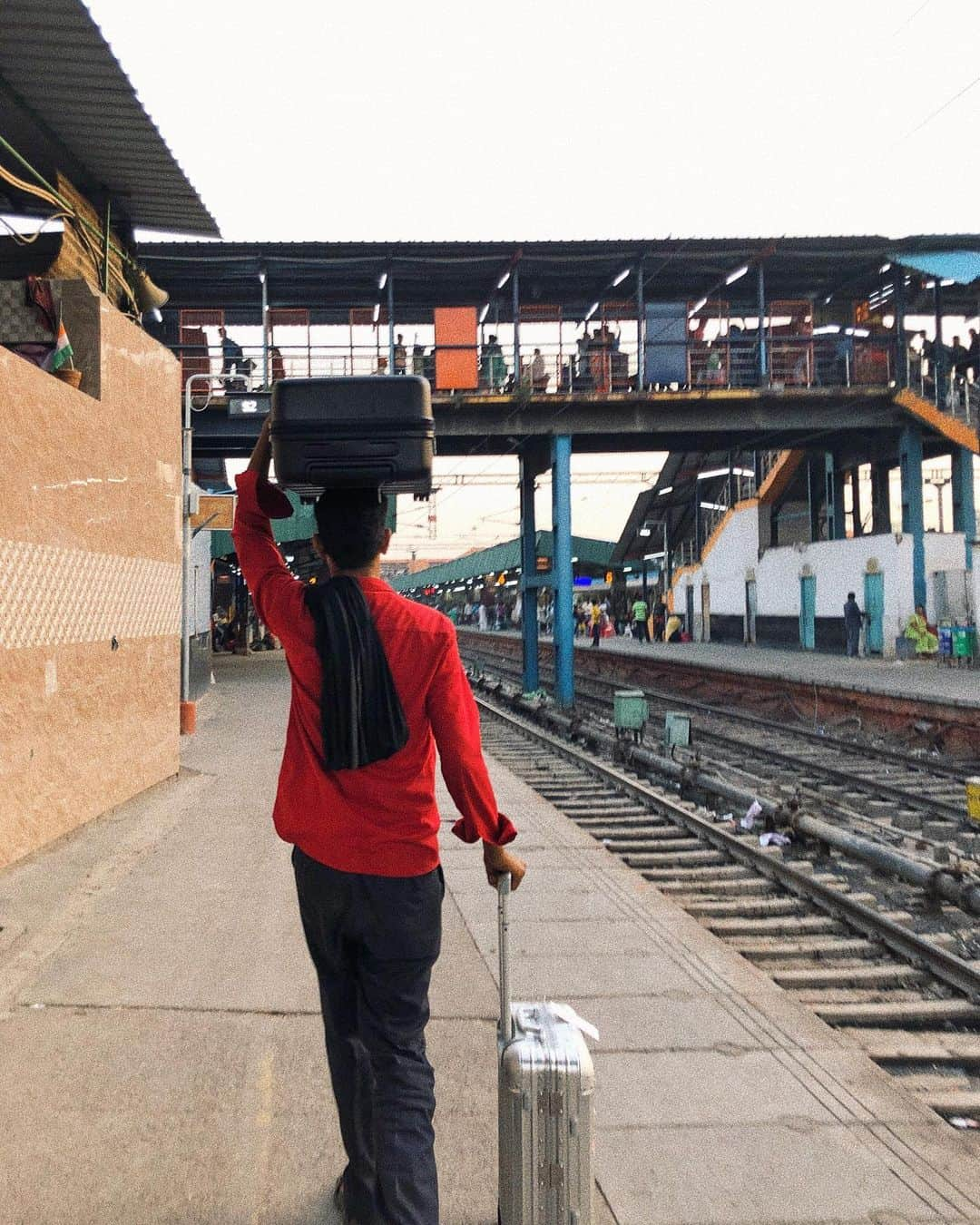 瀬戸あゆみさんのインスタグラム写真 - (瀬戸あゆみInstagram)「Going to Jaipur🛤☀️ 電車で5時間の旅です。 ジャイプールへ向かいます。 電車の中で見えた景色がとてもインドらしかったのでムービーも載せておきます！(青空住居☀️) ちなみにいまの時期のインドはめちゃあつです。 昼間は43度くらいあります！ わたしたちは2等級の列車の予約が取れたので、AC付きの席でしたが。。。 大体のお家や、列車も下等級になるとクーラーなしらしい。 昨晩街にも出てわかったけど、貧富の差がとても激しいです。  今回移動も多いので、自分で荷物持てるように小さめのスーツケースで無理やり来ました🧳 でも既にパンクしそうなので(衣装持ちだから🥵)旅の途中に色々捨てて行きます！🚮この機会に断捨離！ #ayumi_journey #india #newdelhi #jaipur」5月31日 13時54分 - setoayumi