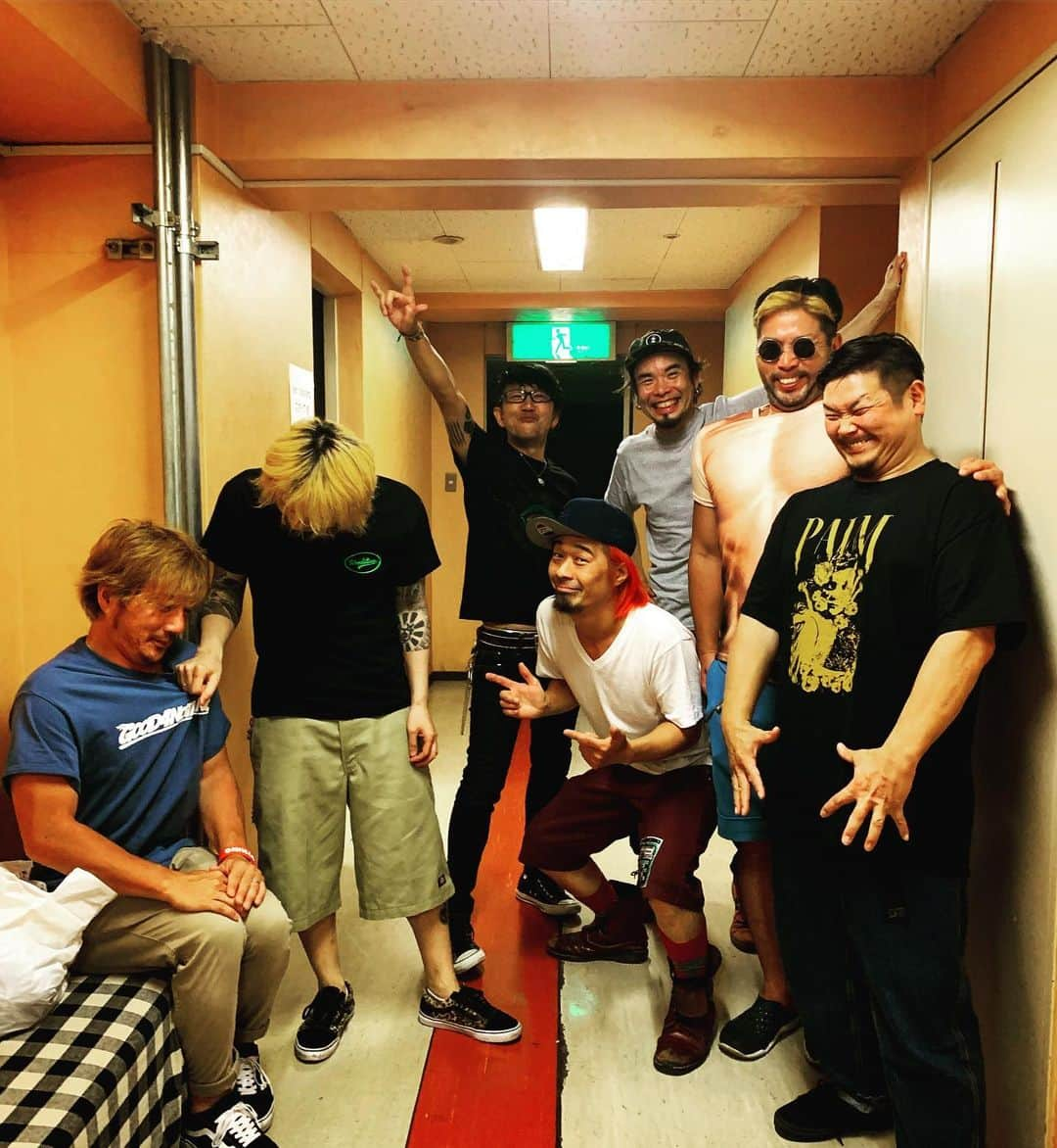 横山健さんのインスタグラム写真 - (横山健Instagram)「2019.5.30 “New Age tour 3” @ Big Cat, Osaka, Japan  Ken Yokoyama と GOOD4NOTHING、最近メンバーチェンジがあって新体制で絶賛突き進み中の2バンド。  過去があって今があるわけだから、過去には敬意を払いたい。大切にしたい。 でもそれに未練を感じたりしがみついてたら、もうひとつの大事なもの「未来」は明るいものとしてはやって来ない。 おっと？未来が大事？未来のことなんてわかりゃしないずらよね……わかんないもんを大事にすんのも変な話ずらよねぇ……。 結論: 過去や未来など誰が知るか！今しかねぇんずら！(飛躍し過ぎ)  2バンドとも「もうダメかもずらぁ……」っていうような困難をくぐり抜けて、いまこうできてる。  いまがベスト。いまがベストなら明日はベストを更新。それずらー！！(キリッ！) しかしこのバンドフォト、濃いずらね…… ミナミちゃん(通常運行) ユータン(写真見て「あれ？こういうノリじゃないの？」というパターン) ジュンちゃん(黒すぎて見えない) オレとマッキン(そういうのは写真撮った後でやりましょうね) スネとえっくん(wwwwwwwwwwwwwww)  #newagetour3 #good4nothing #kenyokoyama #kenband #横山健 #pizzaofdeath」5月31日 13時50分 - kenyokoyamaofficial