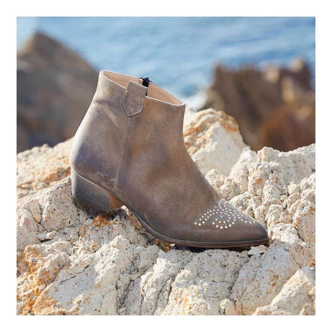 イズロさんのインスタグラム写真 - (イズロInstagram)「#islo #isloisabellalorusso #isloshoes #shoes #booties #texanino #leather details #bootiesaddict #fashion #style #shoesaddict #glam #maibanale #staytuned #madeinitaly #bestseller」5月31日 14時01分 - islo_isabellalorusso