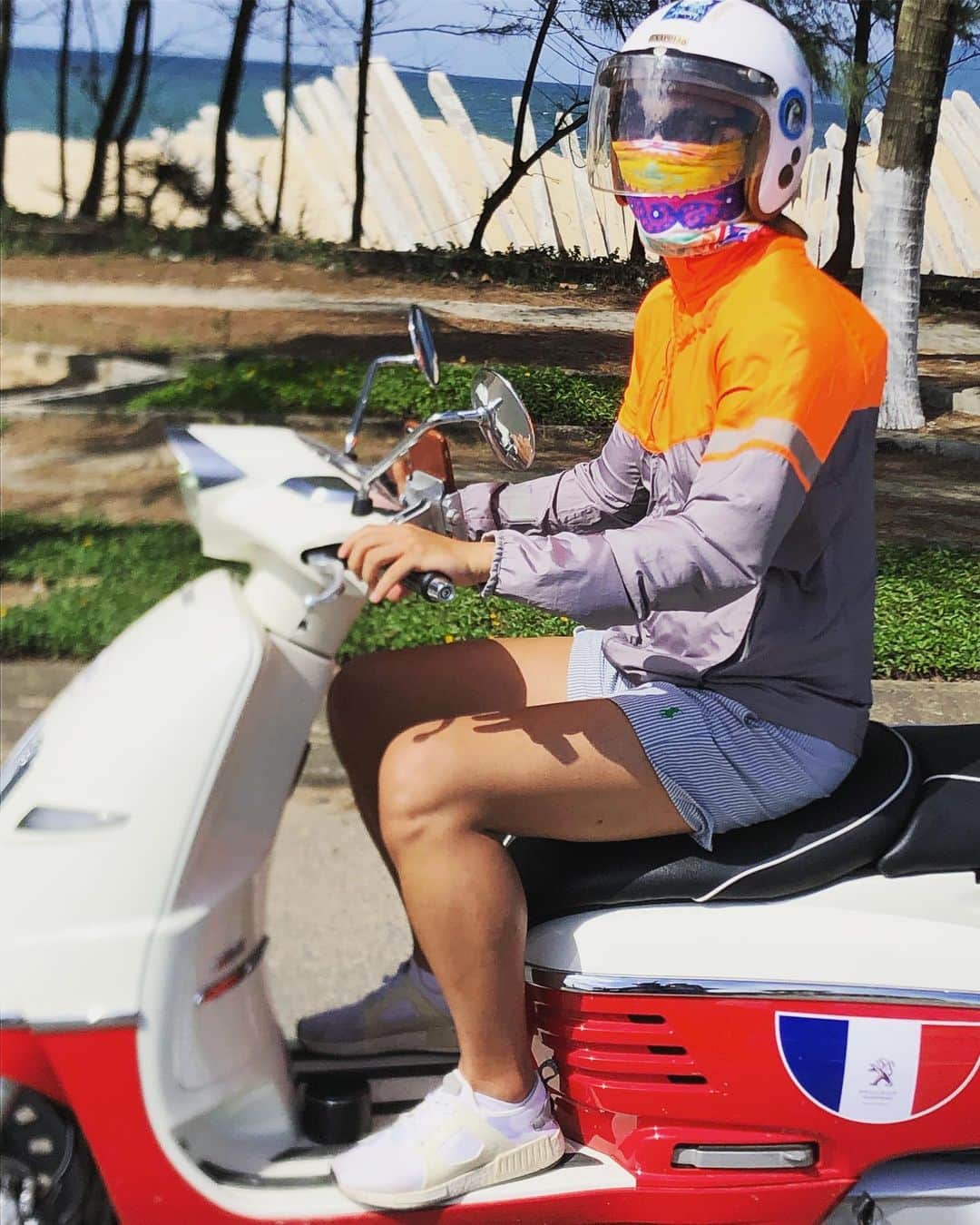 イ・キョンのインスタグラム：「riding.... 🛵🛵 얼굴이 안나와서 인생샷 📸📸 #이켠 #다낭」