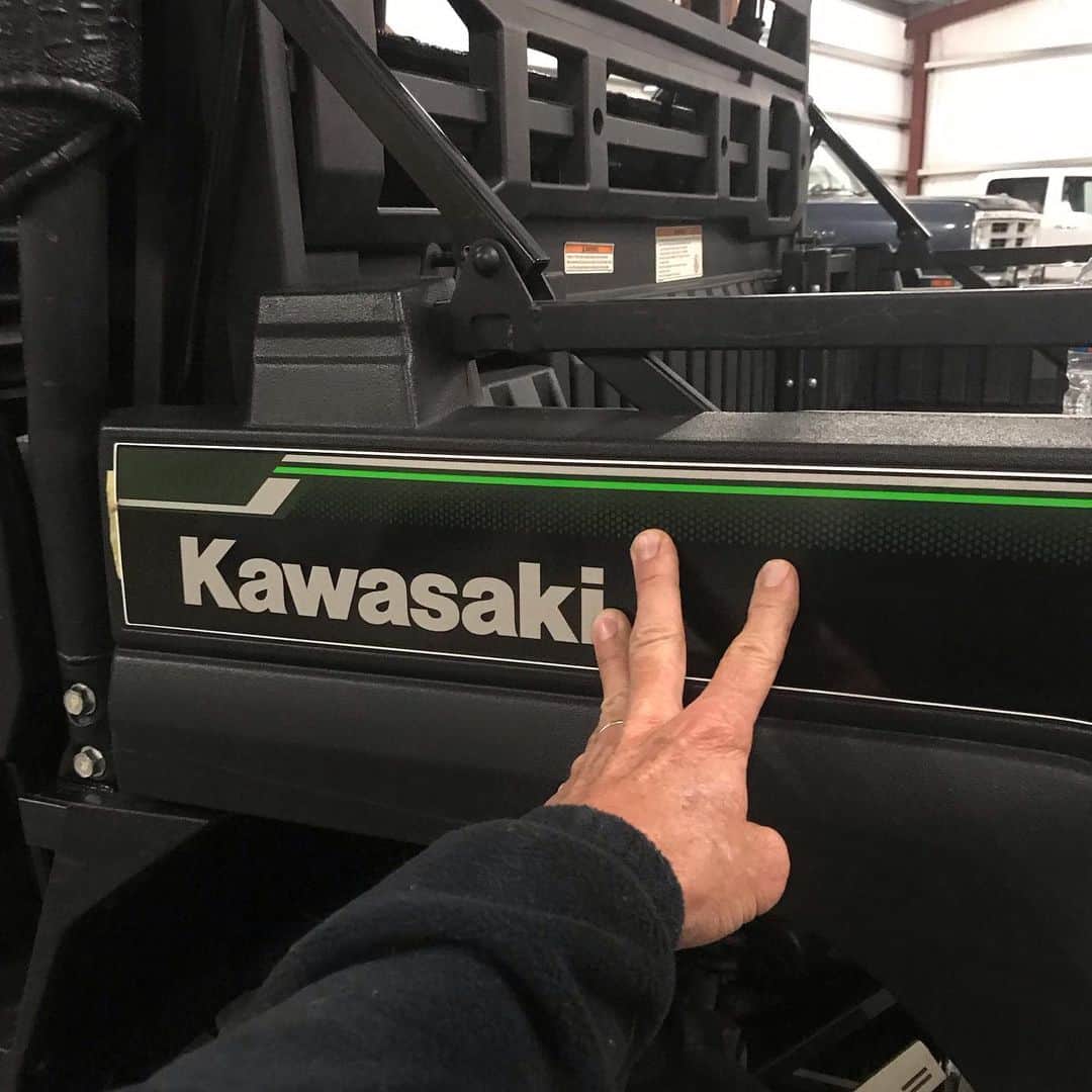 ストーン・コールド・スティーブ・オースチンのインスタグラム：「Update from Broken Skull Motorsports: I had to postpone putting new graphics on Buck the Mule. I could not find my wife’s hair dryer to properly apply them. Last hair dryer I ever had was around ‘94... Sold it for $5 dollars cash money in a garage sale.  #hollywoodblonds #uschamp」