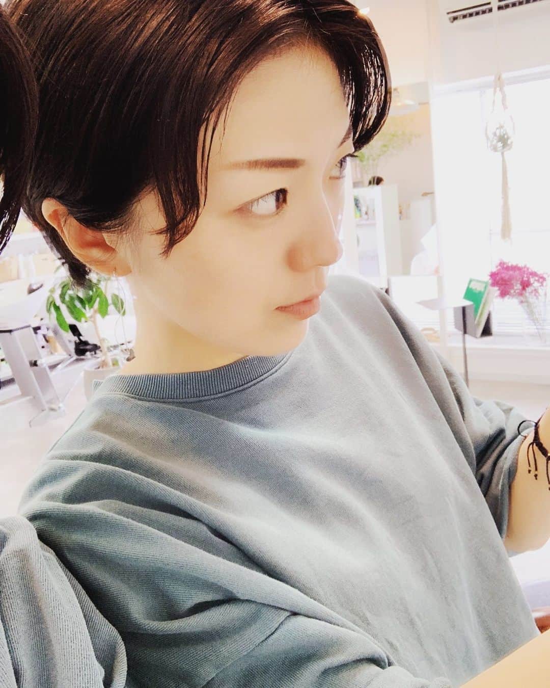 熊木杏里のインスタグラム：「男前になりました。 笑 気に入っています。  これでワンピース👗着たら 良い気がするな  バランス。 そう、バランスよ。」