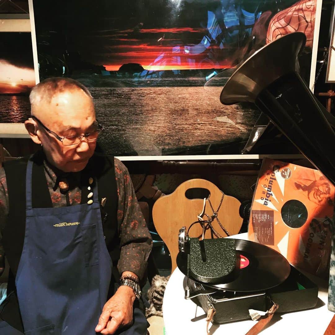 佐野史郎のインスタグラム：「尾道、ロダンのご主人 携帯用SP盤レコードプレイヤーでベニー・グッドマン🎶 至福^ ^」
