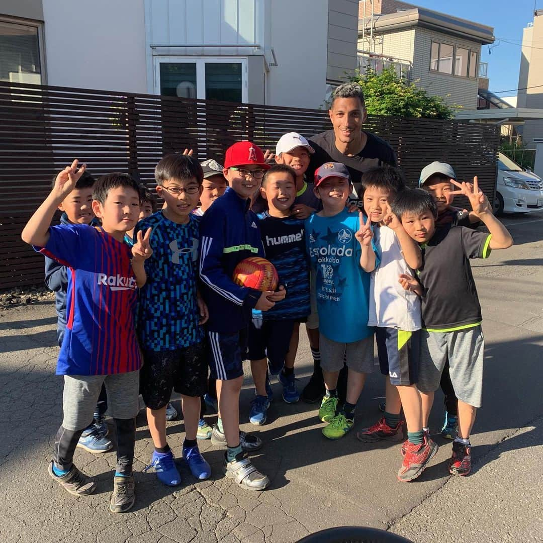 ジェイ・ボスロイドさんのインスタグラム写真 - (ジェイ・ボスロイドInstagram)「I met these kids yesterday, maybe one day some of these will be playing for Consadole! I’m happy I can inspire kids to want to play football, it’s so nice to see them smiling. Consadole#sapporo#kids#happy#inspire#striveforgreatness」5月31日 14時16分 - jaybothroyd