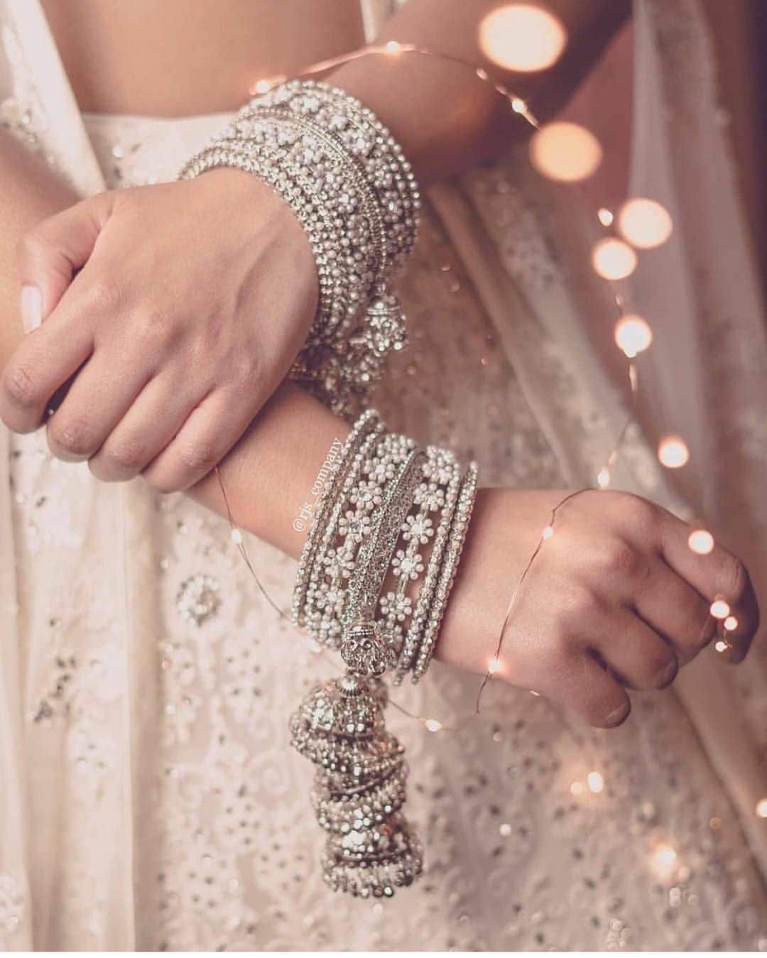 Indianstreetfashionさんのインスタグラム写真 - (IndianstreetfashionInstagram)「This pretty stunning-ness 🌸 silver jewellery is seldom chosen when it comes to wedding jewellery but we are rooting for it 🌸 #indianstreetfashion  #mehendijewellery #sangeet #latkanbangle @rjs_company」5月31日 14時18分 - indianstreetfashion