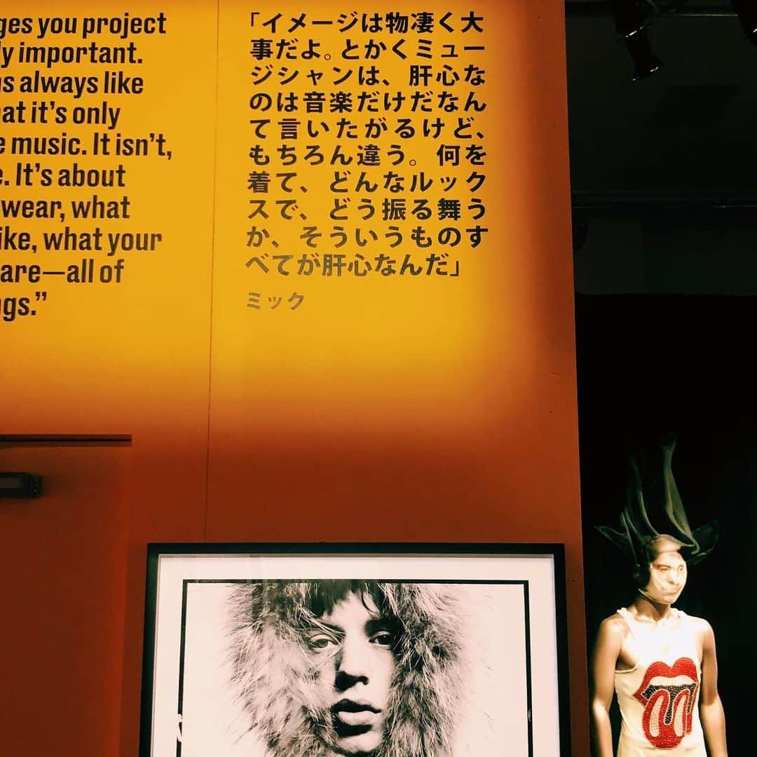 三原勇希さんのインスタグラム写真 - (三原勇希Instagram)「"EXHIBITIONISM-ザ・ローリング ストーンズ展" 入ってびっくりものすごい規模😳 メンバーの住んでいた部屋やスタジオの再現、名曲の音源を自由にMIXできる装置なんかは、ストーンズ初心者の私でもすごく楽しめた！ 実はこれまでストーンズにアートな印象をそこまで強く持ってなかったんですが、、、 画像にあるミックの言葉通り、ジャケットやポスターや衣装にステージまでが、痺れるほどかっこいい！⚡️今では世界中のバンドにとって当たり前のことも、ストーンズが初めてやったことがたくさん。考えてみれば、名前が入ってなくてもあの舌と唇のロゴって、世界一有名なバンドのシンボルだもんな。あのロゴ💋👅の誕生秘話や、メンバーの名言がまた高まるんだー。 会場から、ドレスコーズ志磨さん、オカモトショウくん、オカモトコウキくんと配信番組もやりました。三人から語られるストーンズのエピソード、愛がダダ漏れでした。 #ストーンズ展 会期は6/5までです！是非！」5月31日 14時18分 - yuukimeehaa