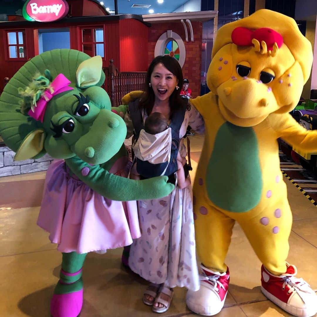 橋本麻里衣のインスタグラム：「Barney&friends..☺︎ ＊ ＊ 最近ジョホールのおすすめ子連れスポットについて聞かれることがあるのでちょっとご紹介します❤︎ ＊ ジョホールに行ったらほぼ毎回行くのが【ZOO JOHOR】（→入場料2リンギットでコスパ抜群!!らくだやゾウにえさをあげたりできてとてもオススメ◎）とPuteriharbourにある【THOMAS TOWN】（→長男はトーマス好きだから毎回大喜びですが、かなり小ぢんまりとしたテーマパークなので3歳くらいの小さな子向けかな ）です☺︎ ＊ THOMAS TOWNのあるPuteriharbourではハローキティーやBarney&friendsにも会えます☺︎❤︎ 写真はbabybopとbj! →アメリカのお母さんといっしょ的な？番組で、見ていると英語の歌も覚えられるしわたしは大好きです🎶 ＊ EAONテブラウのなかにある【fanpekka】というフィンランドがテーマのプレグラもかなり良いと聞くので、次回のジョホールではそこにも行ってみたいなと思っています..☺︎ ＊ #barney#babybop#bj#malaysia#johor#thomastown#puteriharbour#sglife#singaporelife#sglocallife#lifeinsingapore#シンガポールライフ#シンガポール生活#シンガポールカフェ#シンガポール在住#子連れシンガポール#シンガポール子育て#男の子のママ#ジョホール#ジョホールバル#トーマスタウン#バーニー#ジョホールバルおすすめ#シンガポールおすすめ ❤︎」