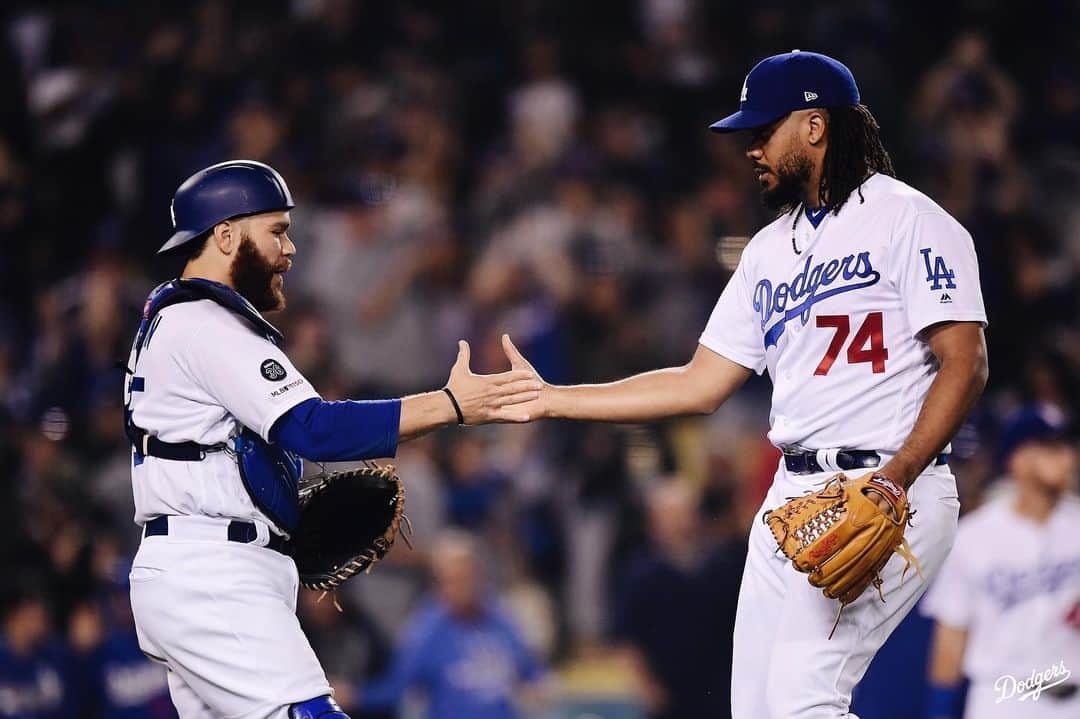 Los Angeles Dodgersさんのインスタグラム写真 - (Los Angeles DodgersInstagram)「Victory formation!」5月31日 14時31分 - dodgers