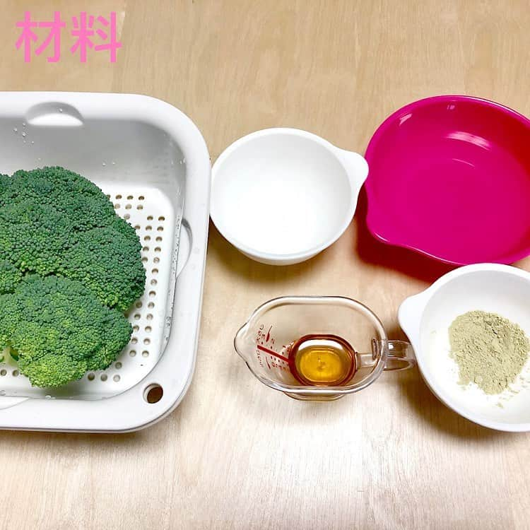 shareMeさんのインスタグラム写真 - (shareMeInstagram)「share cooking🍴 本日は☛『ブロッコリーのオイル蒸し・モリンガ和え』  ブロッコリーをあらかじめ味付きのオイル蒸し状態にして、そのまま何もつけずに美味しく食べられる状態に仕上げましょう。 モリンガパウダーで和えているので栄養価がさらに高まっています。 味付きなのでお弁当にもピッタリです🎶  材料：作りやすい分量 ・ ・ 🔸ブロッコリー（大）　1/2株 🔸塩　小さじ1/2 🔸ごま油　小さじ1 🔸水　100ml 🔸モリンガパウダー　付属のさじ1/2 ※ブロッコリー1株全部で作る場合でも調味料は同量、モリンガのみさじ1にする  1.ブロッコリーを小房に分ける  あまり大きいと食べにくいので、やや小さめにします。特にお弁当に入れる予定なら小さめがベストです。 茎は外皮を剥いておくと柔らかく食べられます。 茎側から包丁を入れ、手で丁寧に小房に分けておきましょう。  2.ブロッコリーを入れて蒸し煮にする  深めのフライパンにお湯を沸かして塩、ごま油を入れる 用意した水、塩、ごま油を入れてフライパンを火にかけ、一度沸騰させます。  お湯が湧いたらブロッコリーを入れて蓋をし、2分ほど加熱します。少ないお湯で蒸し煮にすることで旨みを逃さず、加熱時間も短縮できます✨  3.ザルあげして冷まし、モリンガパウダーをまぶして出来上がり！  2分たったらひとつ食べてみて好みの固さを調節します。 ザルにあげた後、水っぽくなるので水にさらさずそのまま粗熱を取ります。 このため、余熱でも柔らかくなっていきますから、やや固めであげてOKです。  水にさらさないことで、ゴマ油の香りと程よい塩気がブロッコリーに残ります。 粗熱が取れたらモリンガパウダーをまぶしてできあがり。  マヨネーズなど何もつけなくても味がついていて美味しいです。 これを元に他の料理に転用するのもいいでしょう✨  #sharecooking #ダイエット料理 #おうちごはん #レシピ #yummy #instafood #クッキンググラム #プロテイン女子 #yoga #ヨガ #冬太り #MORINGAPROTEIN #beautymoringa #ビューティーモリンガ #モリンガプロテイン #植物性プロテイン #shareMe #シェアミィ #モリンガ #スーパーフード #HMB #クレアチン #イヌリン #健康食品 #世界一の栄養素 #筋トレ女子 #ジム #シェイプアップ #ダイエット」5月31日 14時34分 - shareme_official