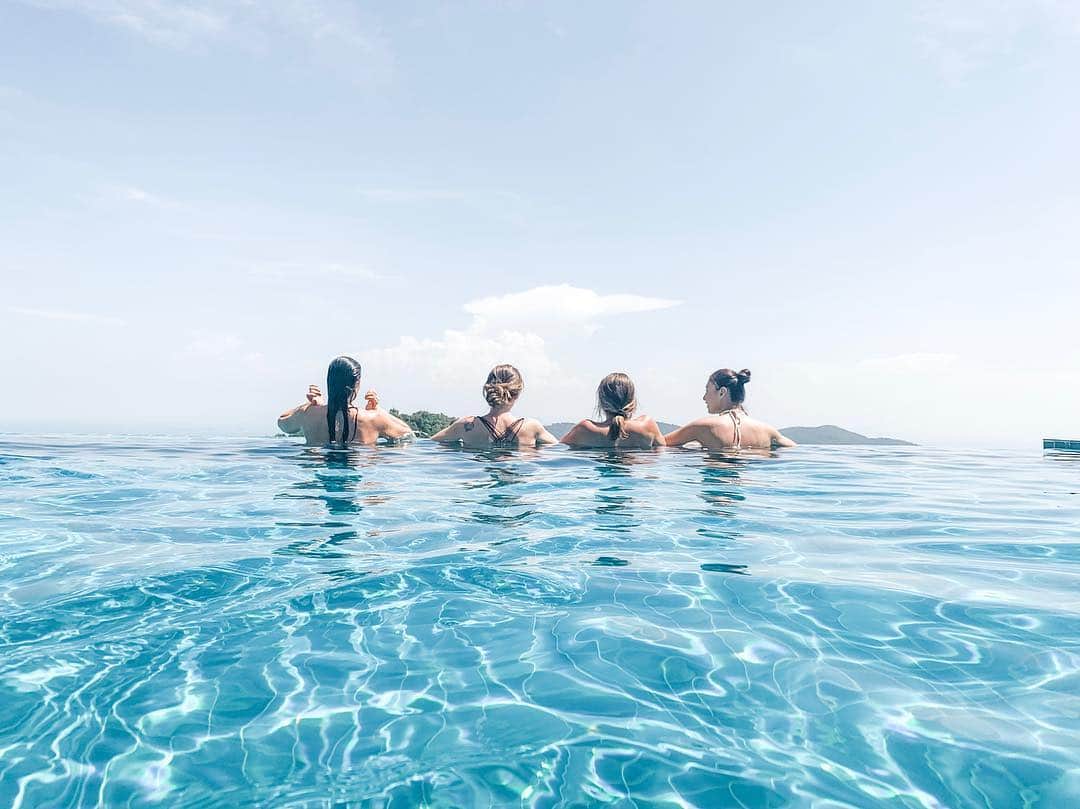 クリスティン・ヒルデブランドのインスタグラム：「This also didn’t suck. AHH. This was such an amazing day. We toured the island with Mountain Jungle Tours (if you’re going to koh somui look them up on Facebook they are THE BEST). They took us to all the B E S T look out points on the island including across a bridge to a legit treehouse where you can just sit and order a coffee (#dreams), infinity pools on cliffs, to see the 🐘, and to a waterpark?! OH AND I went zip-lining which I’d never done before. 🤩 #kohsomui #vacaymode #thailand」