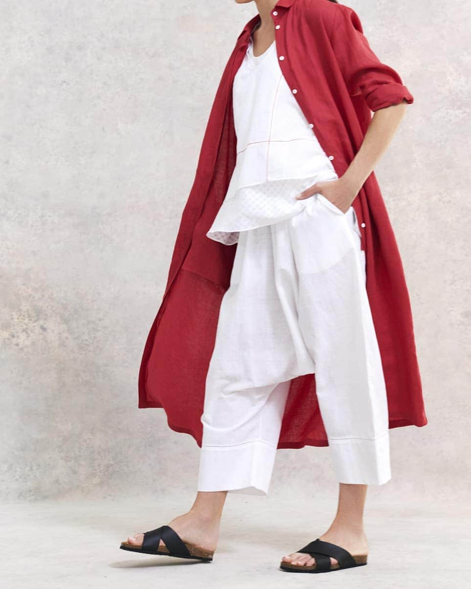 バンフォードさんのインスタグラム写真 - (バンフォードInstagram)「Relax this weekend in lightweight layers that are ideal in changeable weather. Our summer collection connects effortlessly to the world around us, drawing inspiration from the luscious reds of sun-ripened fruits and the dusky charcoal of nighttime skies ❤️💫#bamford #summerstyle #organiccotton #incredibleindia」5月31日 14時47分 - bamford