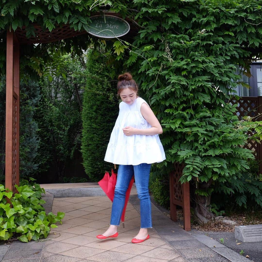 Keikooooooのインスタグラム：「1ヶ月検診へ👶🏻 雨の日は、 @trefleplus のふりふりと。赤い傘と @locari_store でgetした、赤いレインシューズでテンションを上げてお出掛け❤️❤️❤️ まだまだお腹を隠したい。デニムの前は、開けて履いてます笑。 . #trefleplusone #code #coodinate #トレフルプラスワン#locari #locaristore #ロカリ #ロカリストア #ママコーデ #ママコーディネート #ママリ」