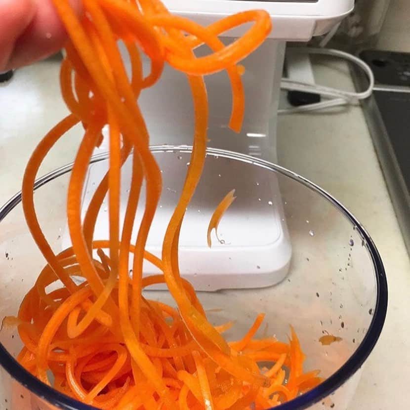 Cuisinart(クイジナート)ジャパン公式アカウントさんのインスタグラム写真 - (Cuisinart(クイジナート)ジャパン公式アカウントInstagram)「令和となり、平成生まれの方々もたくさん活躍されている昨今、 #昭和のナポリタン  ときいて ピンとくる方はどのくらいいるでしょうか...？ . ですが今日は、昭和のナポリタンのご紹介...ではなく、 #にんじんナポリタン のご紹介😆 . にんじん🥕3本と、ちょっとした具になりそうなもの（ピーマン、ソーセージ、玉ねぎなど）で、3-4人分くらい出来ます😊 . パスタ麺さながらに、にんじんを加熱し（電子レンジチンでもイケます！）、ソースとからめて出来上がり😆 . にんじんをパスタ状にカットするところは、#ベジタブルスパイラルスライサー を使っています。 . 2枚目以降のお写真で、その正体が明かされています😁 . ベジタブルスパイラルスライサーをモニターしてくださった方々が、ベジタブルスパイラルスライサーで作った #キャロットラペ や #スープ もポストします❣️ . Thank you very much✨ @cuppy416 さん @gatamaribreak さん @mafuyuripom さん @hideko_morimoto さん . . Enjoy Cuisinart❣️」5月31日 14時43分 - cuisine_art