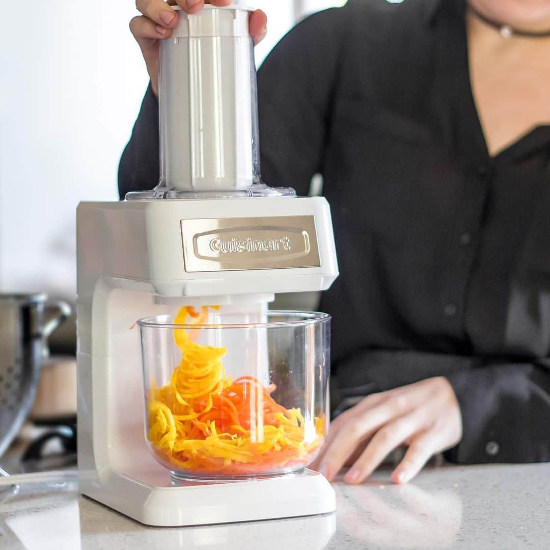 Cuisinart(クイジナート)ジャパン公式アカウントさんのインスタグラム写真 - (Cuisinart(クイジナート)ジャパン公式アカウントInstagram)「令和となり、平成生まれの方々もたくさん活躍されている昨今、 #昭和のナポリタン  ときいて ピンとくる方はどのくらいいるでしょうか...？ . ですが今日は、昭和のナポリタンのご紹介...ではなく、 #にんじんナポリタン のご紹介😆 . にんじん🥕3本と、ちょっとした具になりそうなもの（ピーマン、ソーセージ、玉ねぎなど）で、3-4人分くらい出来ます😊 . パスタ麺さながらに、にんじんを加熱し（電子レンジチンでもイケます！）、ソースとからめて出来上がり😆 . にんじんをパスタ状にカットするところは、#ベジタブルスパイラルスライサー を使っています。 . 2枚目以降のお写真で、その正体が明かされています😁 . ベジタブルスパイラルスライサーをモニターしてくださった方々が、ベジタブルスパイラルスライサーで作った #キャロットラペ や #スープ もポストします❣️ . Thank you very much✨ @cuppy416 さん @gatamaribreak さん @mafuyuripom さん @hideko_morimoto さん . . Enjoy Cuisinart❣️」5月31日 14時43分 - cuisine_art
