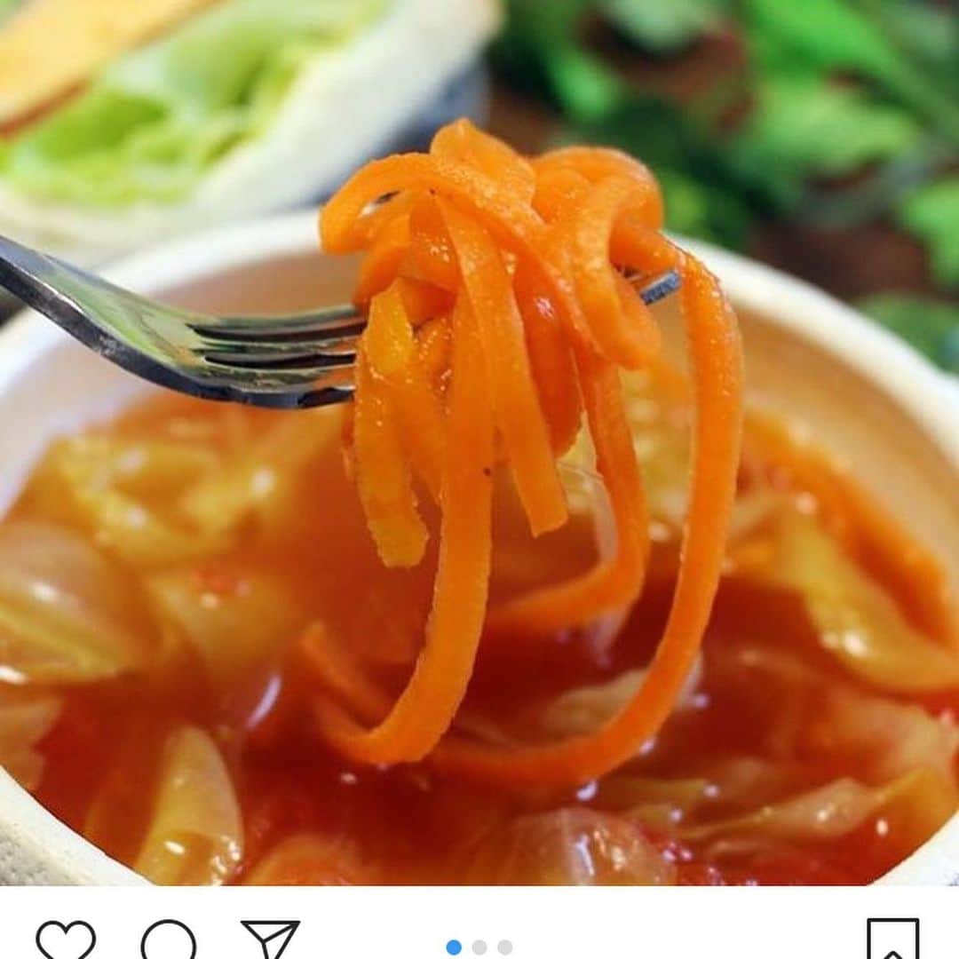 Cuisinart(クイジナート)ジャパン公式アカウントさんのインスタグラム写真 - (Cuisinart(クイジナート)ジャパン公式アカウントInstagram)「令和となり、平成生まれの方々もたくさん活躍されている昨今、 #昭和のナポリタン  ときいて ピンとくる方はどのくらいいるでしょうか...？ . ですが今日は、昭和のナポリタンのご紹介...ではなく、 #にんじんナポリタン のご紹介😆 . にんじん🥕3本と、ちょっとした具になりそうなもの（ピーマン、ソーセージ、玉ねぎなど）で、3-4人分くらい出来ます😊 . パスタ麺さながらに、にんじんを加熱し（電子レンジチンでもイケます！）、ソースとからめて出来上がり😆 . にんじんをパスタ状にカットするところは、#ベジタブルスパイラルスライサー を使っています。 . 2枚目以降のお写真で、その正体が明かされています😁 . ベジタブルスパイラルスライサーをモニターしてくださった方々が、ベジタブルスパイラルスライサーで作った #キャロットラペ や #スープ もポストします❣️ . Thank you very much✨ @cuppy416 さん @gatamaribreak さん @mafuyuripom さん @hideko_morimoto さん . . Enjoy Cuisinart❣️」5月31日 14時43分 - cuisine_art