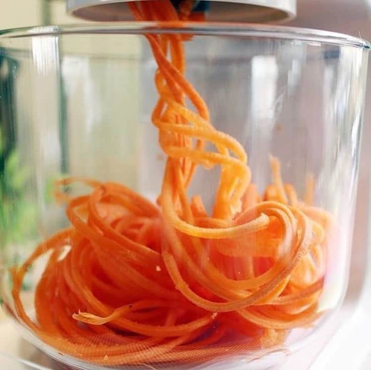 Cuisinart(クイジナート)ジャパン公式アカウントさんのインスタグラム写真 - (Cuisinart(クイジナート)ジャパン公式アカウントInstagram)「令和となり、平成生まれの方々もたくさん活躍されている昨今、 #昭和のナポリタン  ときいて ピンとくる方はどのくらいいるでしょうか...？ . ですが今日は、昭和のナポリタンのご紹介...ではなく、 #にんじんナポリタン のご紹介😆 . にんじん🥕3本と、ちょっとした具になりそうなもの（ピーマン、ソーセージ、玉ねぎなど）で、3-4人分くらい出来ます😊 . パスタ麺さながらに、にんじんを加熱し（電子レンジチンでもイケます！）、ソースとからめて出来上がり😆 . にんじんをパスタ状にカットするところは、#ベジタブルスパイラルスライサー を使っています。 . 2枚目以降のお写真で、その正体が明かされています😁 . ベジタブルスパイラルスライサーをモニターしてくださった方々が、ベジタブルスパイラルスライサーで作った #キャロットラペ や #スープ もポストします❣️ . Thank you very much✨ @cuppy416 さん @gatamaribreak さん @mafuyuripom さん @hideko_morimoto さん . . Enjoy Cuisinart❣️」5月31日 14時43分 - cuisine_art