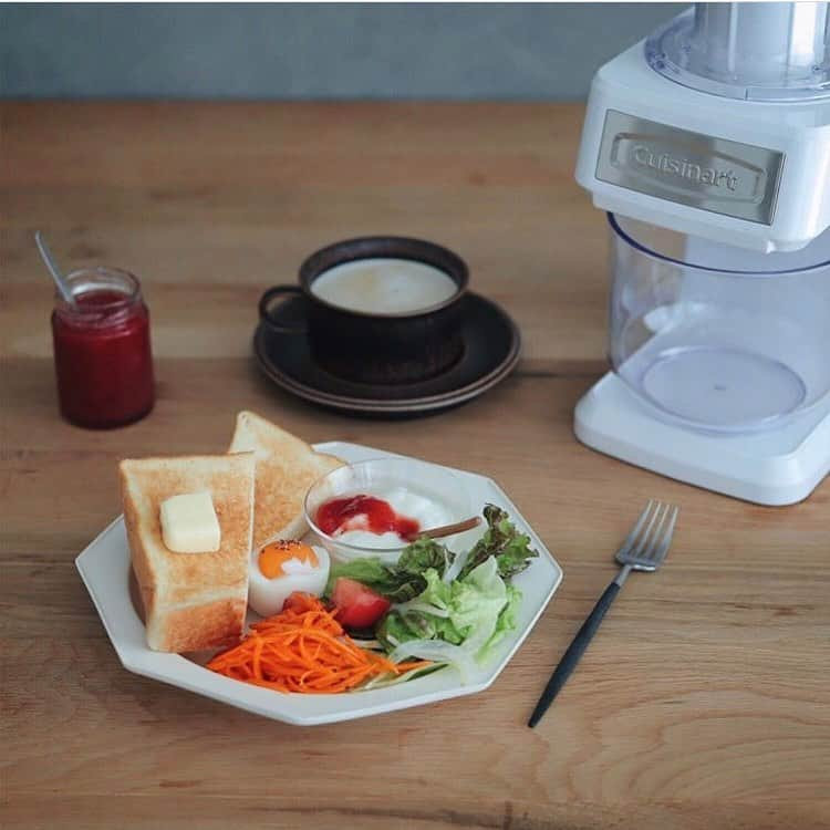 Cuisinart(クイジナート)ジャパン公式アカウントさんのインスタグラム写真 - (Cuisinart(クイジナート)ジャパン公式アカウントInstagram)「令和となり、平成生まれの方々もたくさん活躍されている昨今、 #昭和のナポリタン  ときいて ピンとくる方はどのくらいいるでしょうか...？ . ですが今日は、昭和のナポリタンのご紹介...ではなく、 #にんじんナポリタン のご紹介😆 . にんじん🥕3本と、ちょっとした具になりそうなもの（ピーマン、ソーセージ、玉ねぎなど）で、3-4人分くらい出来ます😊 . パスタ麺さながらに、にんじんを加熱し（電子レンジチンでもイケます！）、ソースとからめて出来上がり😆 . にんじんをパスタ状にカットするところは、#ベジタブルスパイラルスライサー を使っています。 . 2枚目以降のお写真で、その正体が明かされています😁 . ベジタブルスパイラルスライサーをモニターしてくださった方々が、ベジタブルスパイラルスライサーで作った #キャロットラペ や #スープ もポストします❣️ . Thank you very much✨ @cuppy416 さん @gatamaribreak さん @mafuyuripom さん @hideko_morimoto さん . . Enjoy Cuisinart❣️」5月31日 14時43分 - cuisine_art