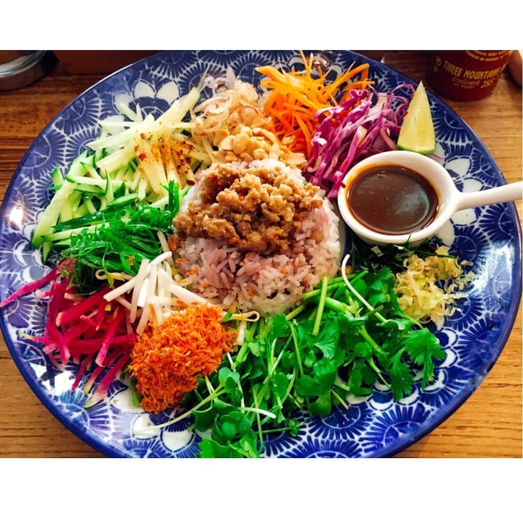 高樹リサさんのインスタグラム写真 - (高樹リサInstagram)「Wednesday Lunch🍚🍴 今月 #FM802 #SAIAM 内の"フレスポ"コーナーでご紹介した カオヤム堂さんの名物メニュー✨✨ また食べに行ってきました😂 お野菜やハーブがたっぷり！🥒🌶🥬🥕 この鮮やかな色合いと豊かな風味にハマりました😊 みなさんもぜひ💓 . #lunch #🇹🇭 #カオヤム堂  @kaoyamudou」5月31日 14時45分 - lisalisa_takagi