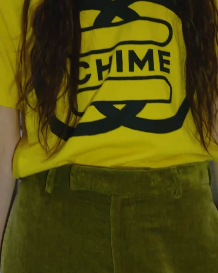 のインスタグラム：「Up close with a T-shirt printed with the @chimeforchange logo designed by @mp5art and "My Body My Choice" on the back from the #GucciCruise20 fashion show. The message echoes @alessandro_michele's vision of freedom, self-expression and equality. Since 2013, Gucci's @chimeforchange global campaign has championed the voices speaking out for gender equality. A special focus of the movement is supporting projects advocating for sexual and family planning rights for women and girls around the world. 100% of sales of the t-shirt will be donated to charities supported by @chimeforchange, in addition to the global partners for sexual and family health rights the foundation is donating to in 2019, which can be found on @chimeforchange’s link in bio. #AlessandroMichele  #MuseiCapitolini @museiincomuneroma」