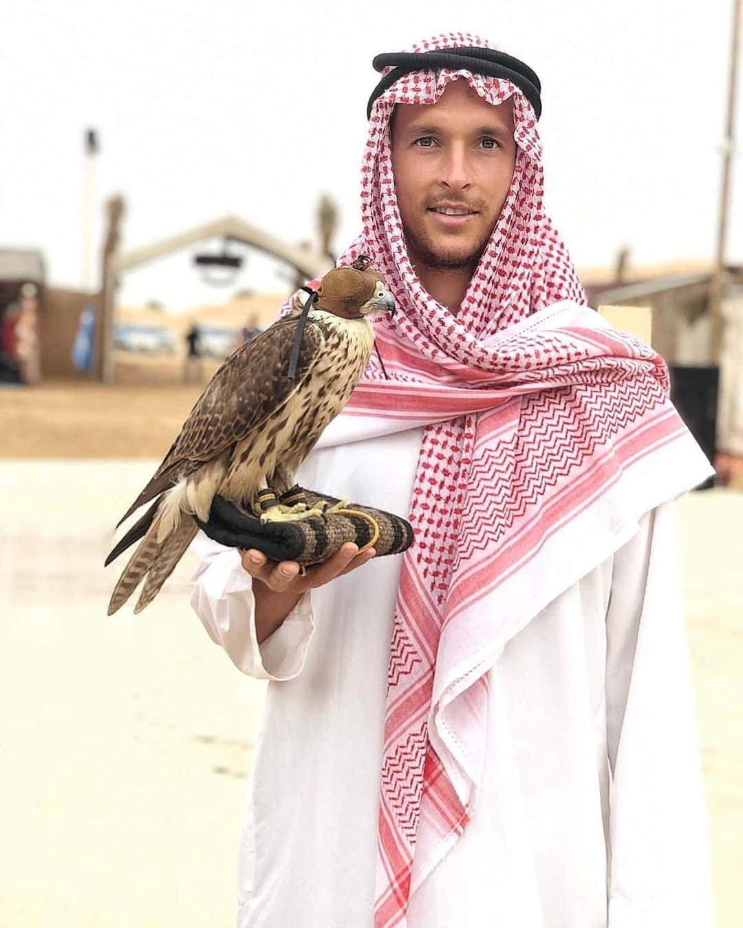 パヴェル・オルコウスキのインスタグラム：「Sheikh Bin Pawel Al Olkowski👳🏽‍♂️ Salaam 🖖🏽 Travel the world 🌍 understand different cultures🙌 . #sheikh #dubai #desert #arab #salaam #ramadan #uae #photography #emirates #travel #sunset #persian #abudhabi #moschea #culture #desertsafari #islam #instagood #photooftheday #travelphotography #vacation #holiday」