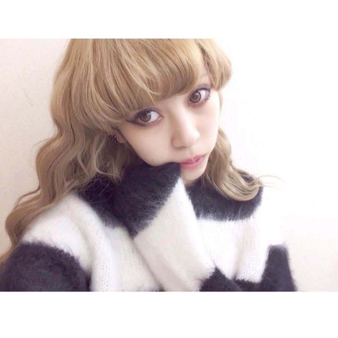 中川ジュリアのインスタグラム：「地毛がかなり伸びたからやっと明るくしようと思う🙋‍♀️金髪は厳しくても明るい栗毛くらいになったらいいな🙋‍♀️ふぃ〜」