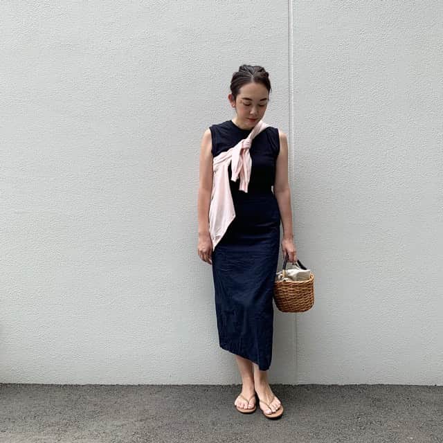 aki_closetのインスタグラム：「. Linen 𓂃᠅ . 今年のリネンはネイビーのタイトスカート☺︎ . Allネイビー×ベビーピンクとベージュ . 優しいカラープラスするのが今の気分♡ . #hanes #biotop  #urs #uniqlo #gallardagalante  #tkees」