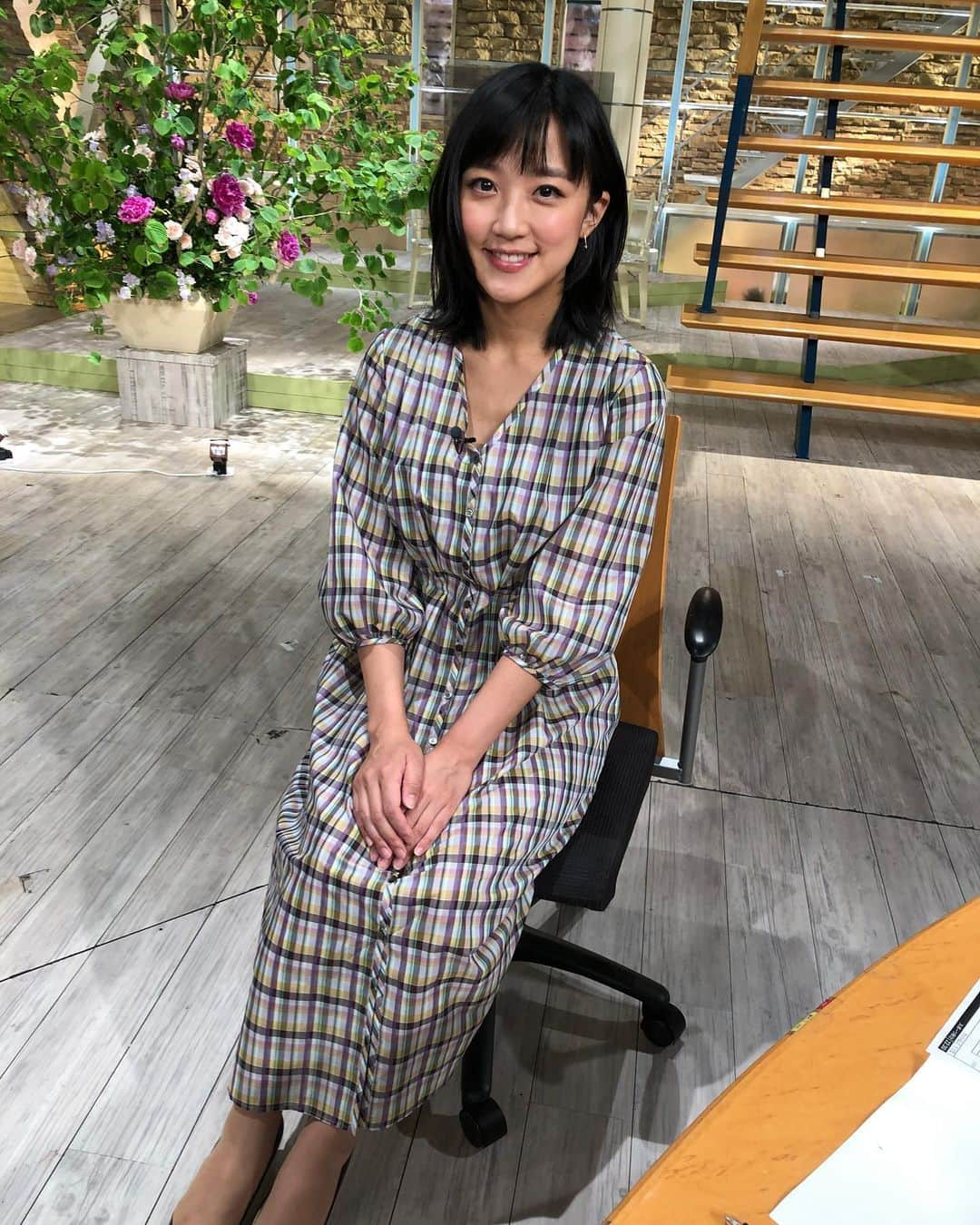 竹内由恵さんのインスタグラム写真 - (竹内由恵Instagram)「もう1週間も終わりますね。先週の衣装を載せます✨  5/20(月) ワンピース ＢＲＡＨＭＩＮ(ブラーミン) https://www.instagram.com/brahmin_fsf  5/21(火) ブラウス・パンツ RAW FUDGE(ローファッジ) https://www.instagram.com/rawfudge_official  5/22(水) ワンピース Otto pittock style https://www.instagram.com/otto_japan  5/23(木) ブラウス・スカート AMACA(アマカ)  5/24(金) ブラウス・スカート AMACA(アマカ)  #アナウンサー衣装 #brahmin #rawfudge #otto #amaca」5月31日 15時01分 - yoshie0takeuchi