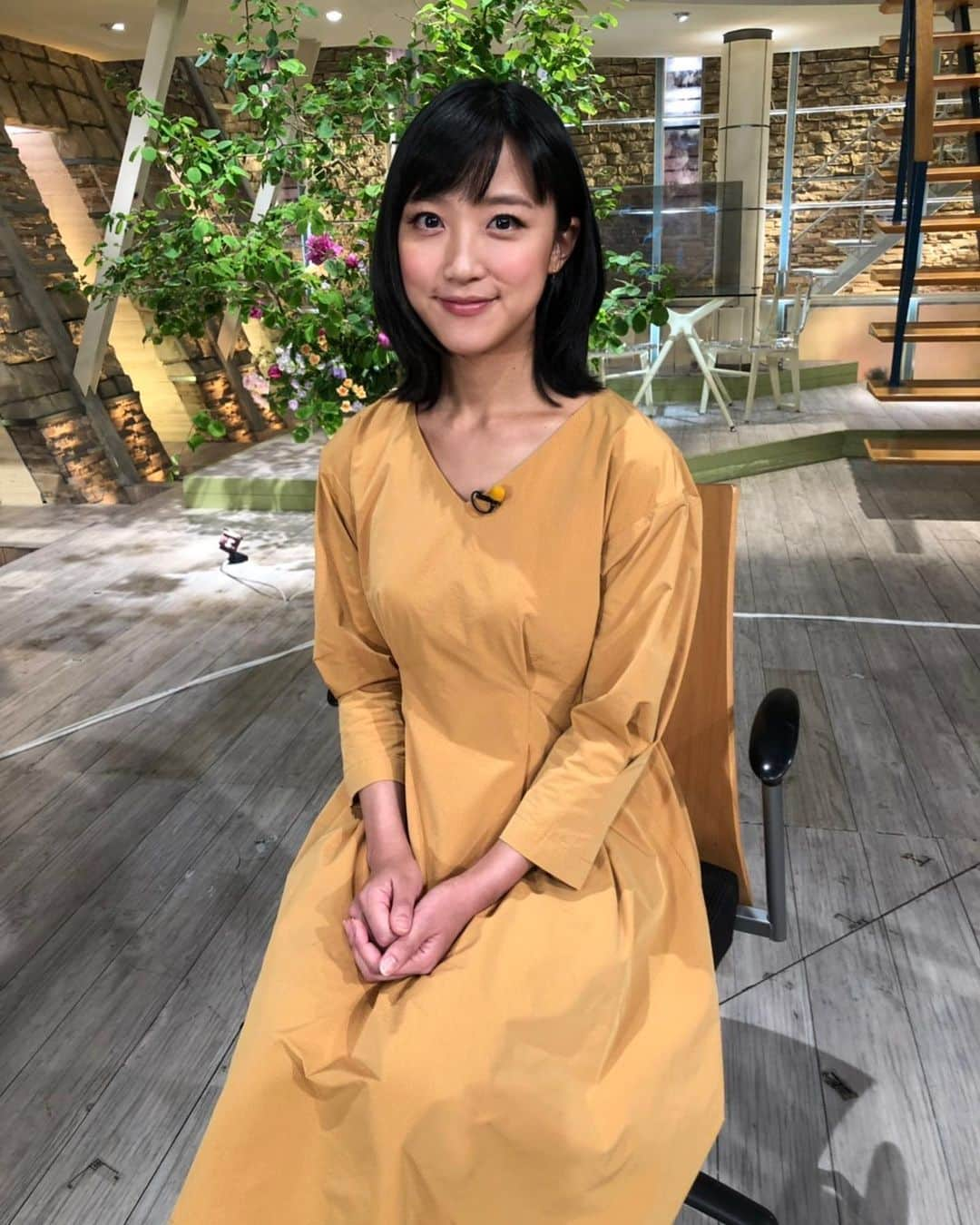 竹内由恵さんのインスタグラム写真 - (竹内由恵Instagram)「もう1週間も終わりますね。先週の衣装を載せます✨  5/20(月) ワンピース ＢＲＡＨＭＩＮ(ブラーミン) https://www.instagram.com/brahmin_fsf  5/21(火) ブラウス・パンツ RAW FUDGE(ローファッジ) https://www.instagram.com/rawfudge_official  5/22(水) ワンピース Otto pittock style https://www.instagram.com/otto_japan  5/23(木) ブラウス・スカート AMACA(アマカ)  5/24(金) ブラウス・スカート AMACA(アマカ)  #アナウンサー衣装 #brahmin #rawfudge #otto #amaca」5月31日 15時01分 - yoshie0takeuchi