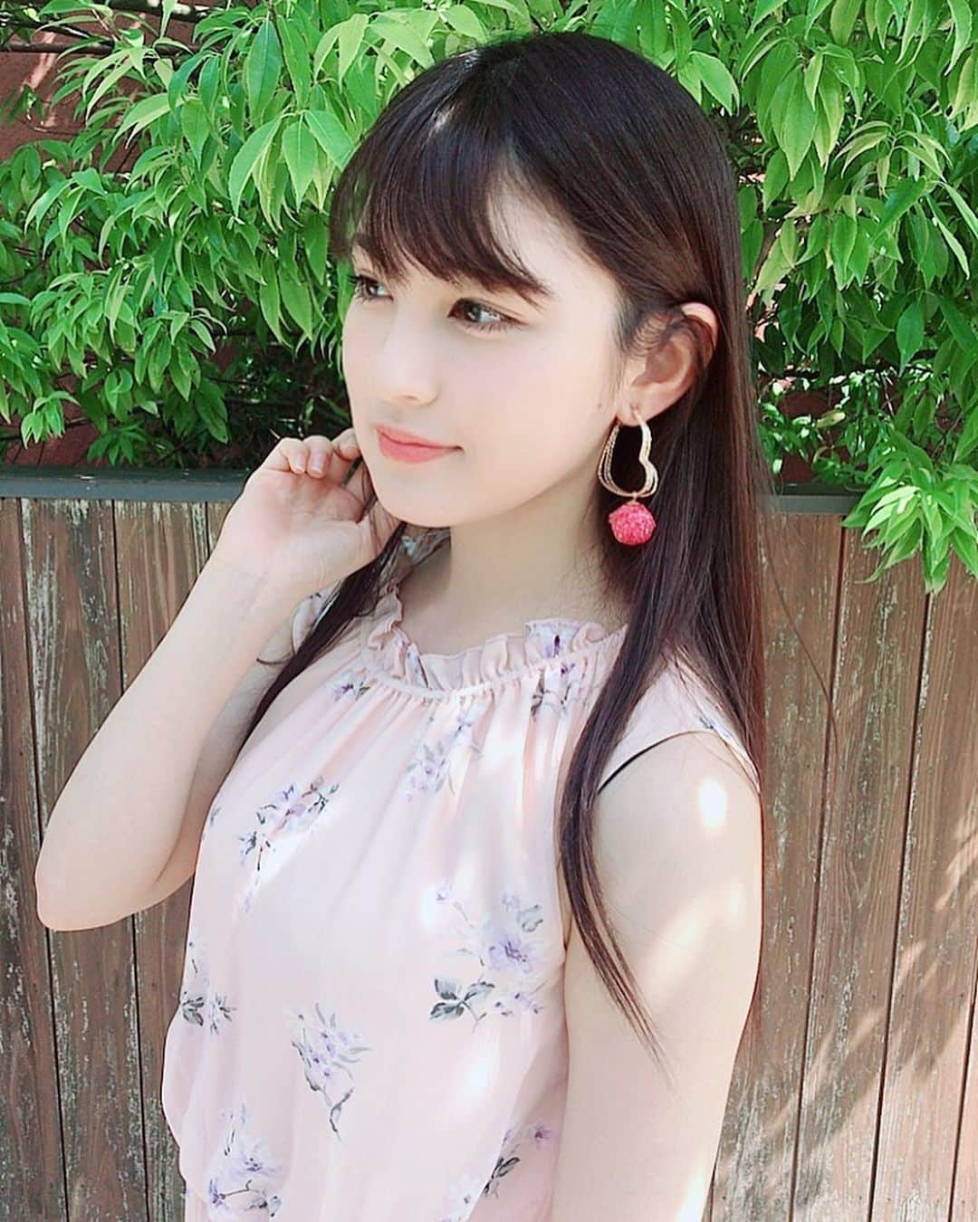 神志那結衣さんのインスタグラム写真 - (神志那結衣Instagram)「この前の私服👗🌸 ワンピースはもう何年も前のデザインのものです そして、イヤリング！！ イヤリングがとってもお気に入りだよ💗 #私服 #ピンク #ワンピース #花柄 #イヤリング #可愛い #お気に入り #fashion #code #onepeace #flower #earrings #ootd」5月31日 15時02分 - jiina27