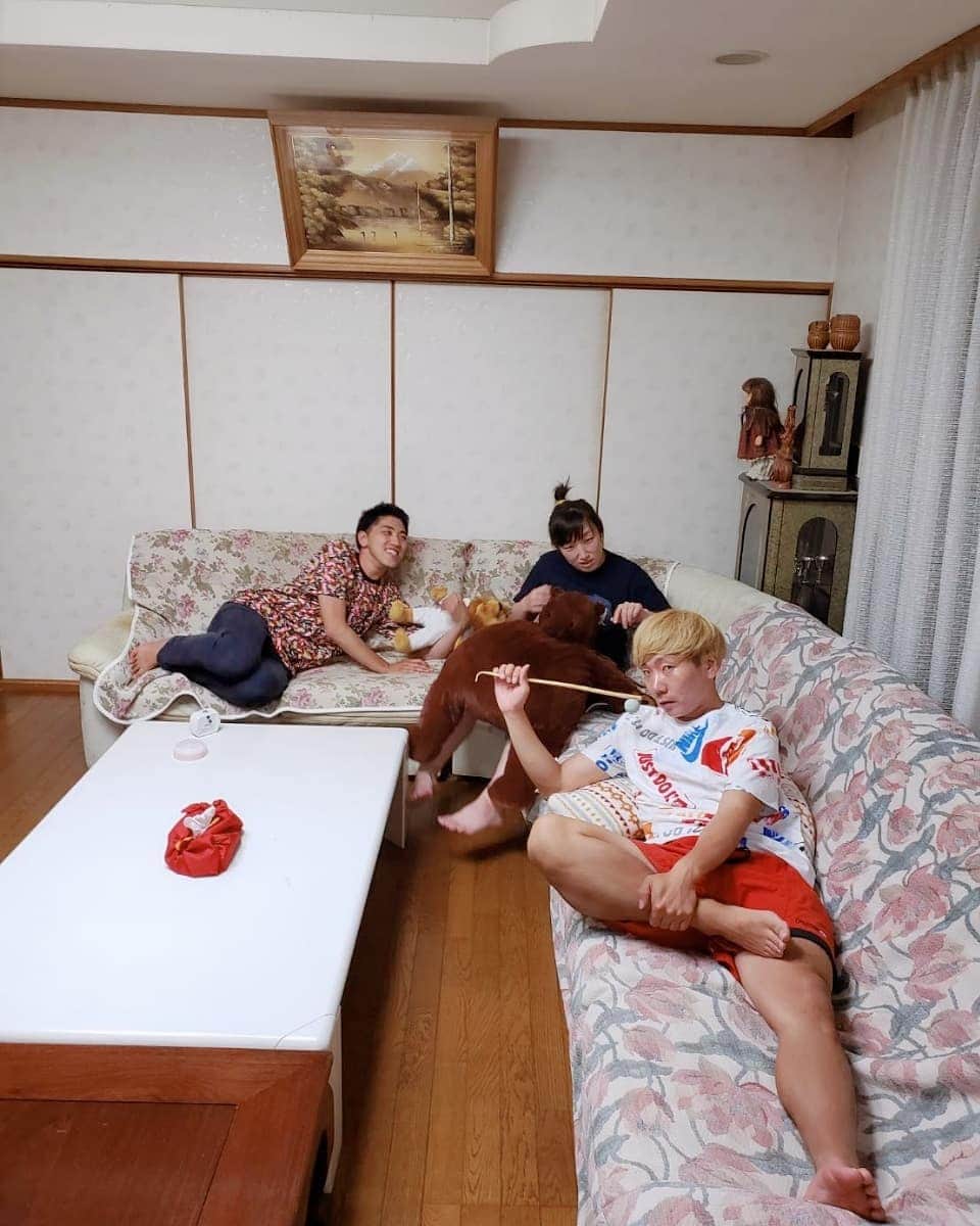 あいすけさんのインスタグラム写真 - (あいすけInstagram)「#ゴロゴロというよりダラダラ #まるで自分の実家のような2人」5月31日 15時13分 - aisuke.aokiai
