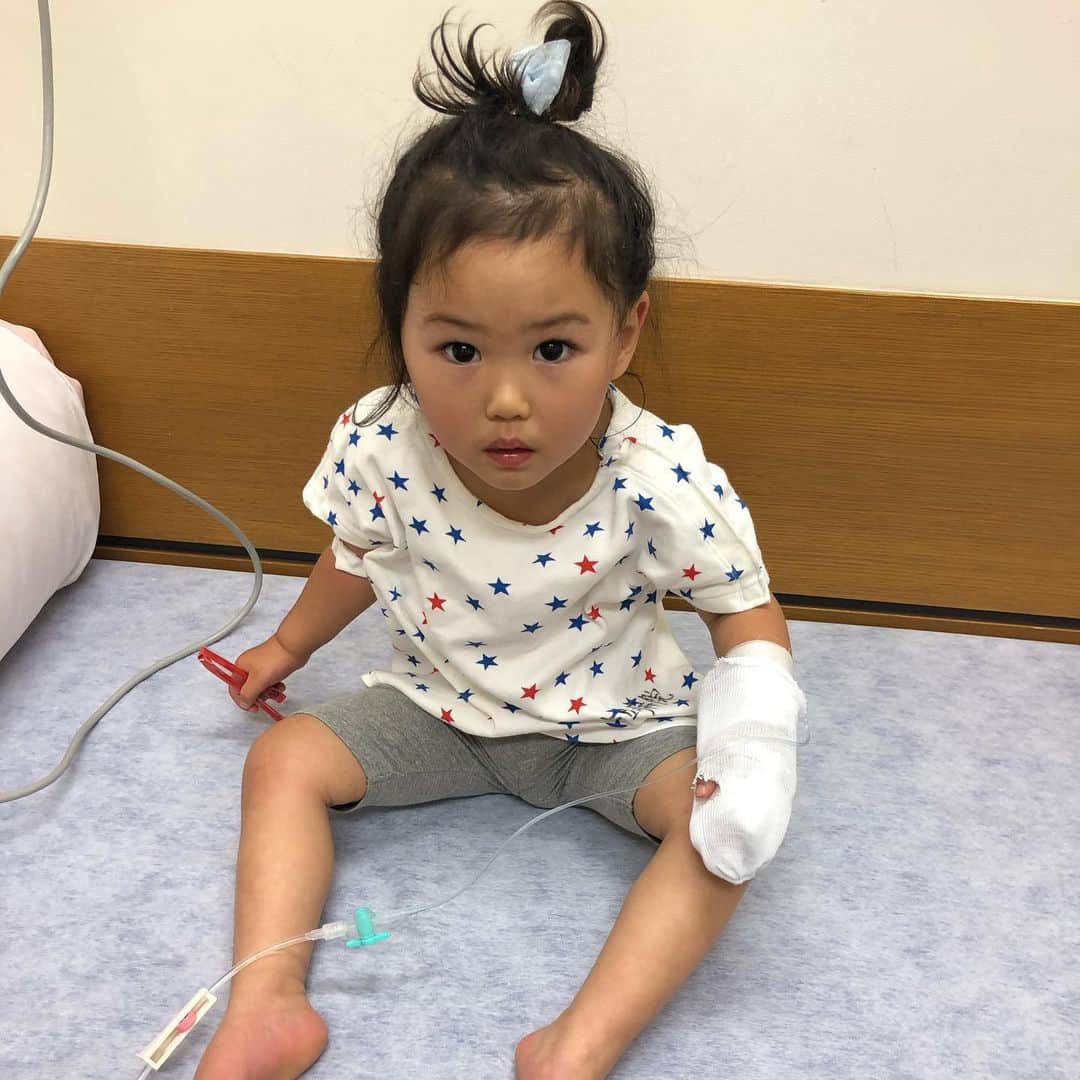 端戸仁のインスタグラム：「29歳になりました！ しかし自分の誕生日どころではなく娘2人が揃って今日入院してしまうという。。 僕も早く怪我を治したいし子供も早く良くなってほしいしここからは良くなっていくことしかないので無理やりポジティブに捉えて頑張ります！ しかし子供が苦しそうなのはほんとに辛いものだ😭」