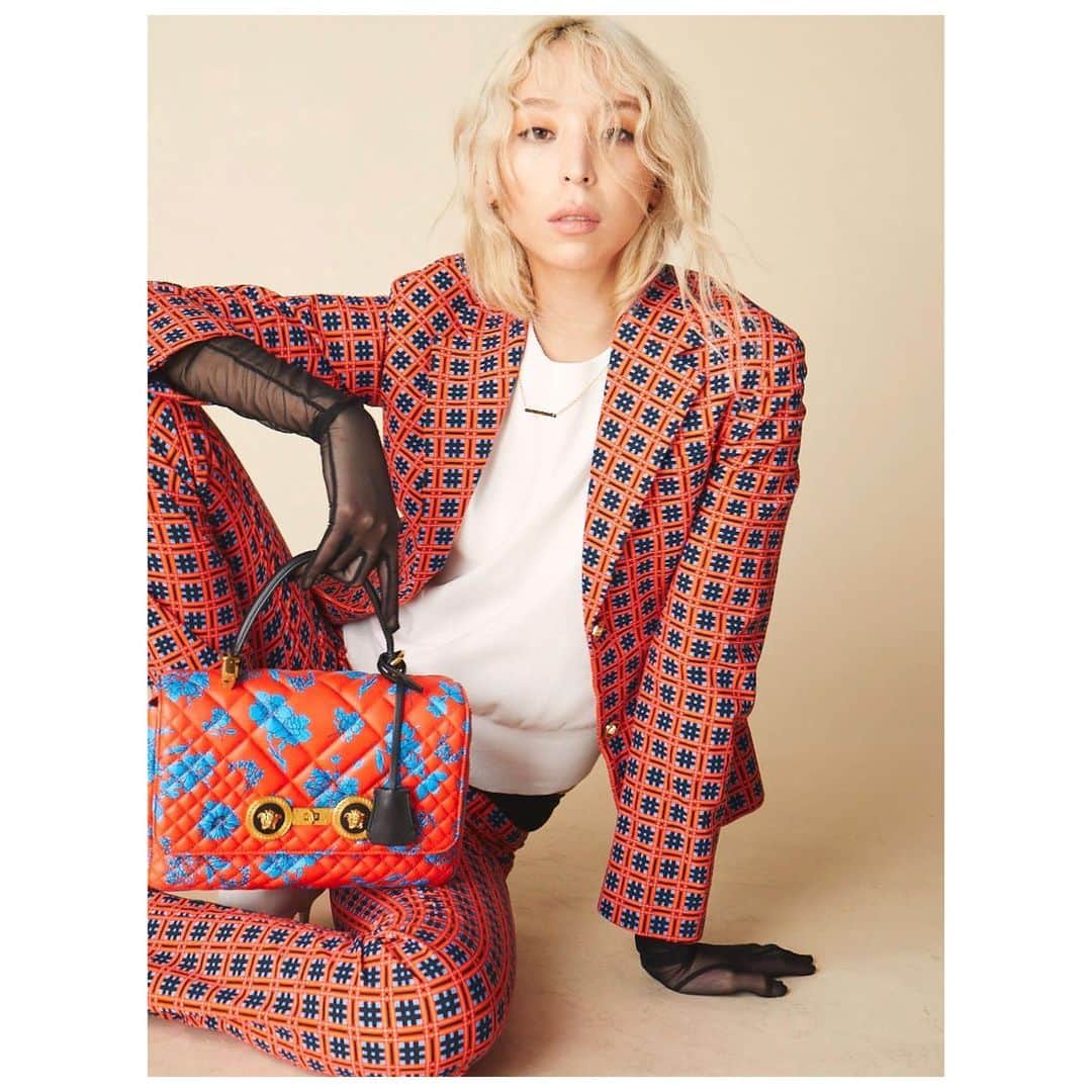 ジャンニヴェルサーチさんのインスタグラム写真 - (ジャンニヴェルサーチInstagram)「#VersaceSS19 Tapestry print tailoring is paired with a floral motif quilted #VersaceIcon dual carry bag for @voguehongkong. #VersaceEditorials _ Photography: @walterechin Styled by: @anyaziourova Model: @issalien」5月31日 15時12分 - versace