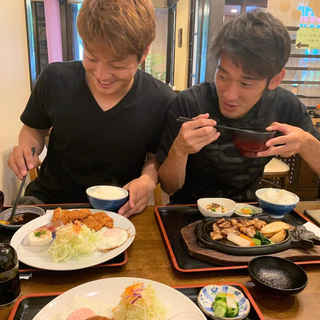 堤俊輔さんのインスタグラム写真 - (堤俊輔Instagram)「最近この2人とランチしてます😝  面白い奴らです🤣  #サッカー  #Jリーグ  #鹿児島ユナイテッドFC #鹿児島 #soccer  #jleague  #kagoshimaunitedfc #kagoshima #堤俊輔  #ツツスタグラム  #チェストー！ #勝手に鹿児島大使 #ttmproject  #共につなぐ未来  #チャリティtシャツ #ランチ #ますたーの台所  #メンチカツ最高 #ツツスタグルメ  #谷口功 #牛ノ濱拓  #ランチをどこで食べるか決めるのは拓ちゃんの係です #なのでいつもどこで食べるか全然決まらない😫」5月31日 15時14分 - shunsuketsutsumi.19