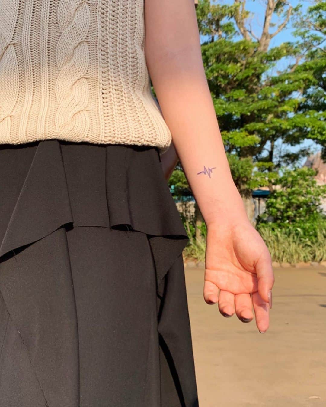 鷹野日南さんのインスタグラム写真 - (鷹野日南Instagram)「tattoo 🤝 . . 2週間で消えるオーガニックタトゥーを やってみたよ〜ん🌥 . . シールみたいな感じで、簡単。 . 本格的に夏が始まったら、またやりたいな〜👶🏻❤️ . . . #inkbox #タトゥー女子 #タトゥーデザイン  #disneysea #ディズニーコーデ #ヘナタトゥー #ちょす旅ログ」5月31日 15時14分 - hinachan.3