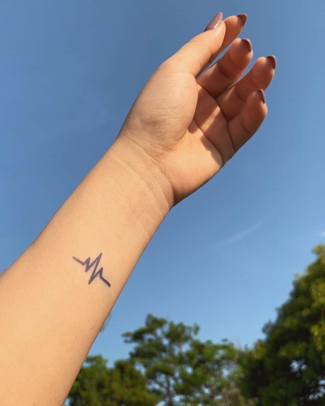 鷹野日南さんのインスタグラム写真 - (鷹野日南Instagram)「tattoo 🤝 . . 2週間で消えるオーガニックタトゥーを やってみたよ〜ん🌥 . . シールみたいな感じで、簡単。 . 本格的に夏が始まったら、またやりたいな〜👶🏻❤️ . . . #inkbox #タトゥー女子 #タトゥーデザイン  #disneysea #ディズニーコーデ #ヘナタトゥー #ちょす旅ログ」5月31日 15時14分 - hinachan.3