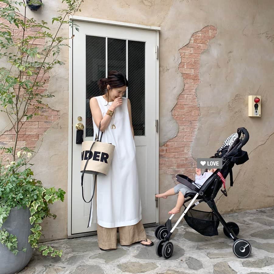 斎藤寛子さんのインスタグラム写真 - (斎藤寛子Instagram)「ノースリーブでも半袖でも長袖でも良い季節って、最高😻🙌🌿. . 今日はサイドスリットワンピースをベージュのパンツで😊. . ブログ更新しました😊✍️. . -------------------------. サイドスリットワンピース、即日完売の為、本日12:00より6/3 11:59まで数量限定にて受注販売をしています。予想をはるかに超えるご注文にスタッフ一同、びっくりしております！！本当にありがとうございます🙇‍♀️. . 6/3 11:59までの数量限定販売です。どうぞお買い逃しのございませんように🙇‍♀️❤️ありがとうございます🙏. . .  one-piece #anieca @anieca_official  pants #select @chouchou_2011  bag #jilsander @jilsander  sandals #tkees @tkees . . . #coordinate #outfit#ootd#ママファッション#ママコーデ#カジュアル#大人カジュアル#アニーカ#anieca#サイドスリットワンピース」5月31日 15時29分 - hiroko4life