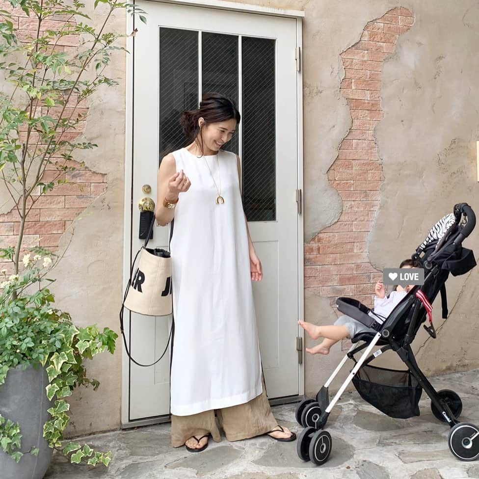 斎藤寛子さんのインスタグラム写真 - (斎藤寛子Instagram)「ノースリーブでも半袖でも長袖でも良い季節って、最高😻🙌🌿. . 今日はサイドスリットワンピースをベージュのパンツで😊. . ブログ更新しました😊✍️. . -------------------------. サイドスリットワンピース、即日完売の為、本日12:00より6/3 11:59まで数量限定にて受注販売をしています。予想をはるかに超えるご注文にスタッフ一同、びっくりしております！！本当にありがとうございます🙇‍♀️. . 6/3 11:59までの数量限定販売です。どうぞお買い逃しのございませんように🙇‍♀️❤️ありがとうございます🙏. . .  one-piece #anieca @anieca_official  pants #select @chouchou_2011  bag #jilsander @jilsander  sandals #tkees @tkees . . . #coordinate #outfit#ootd#ママファッション#ママコーデ#カジュアル#大人カジュアル#アニーカ#anieca#サイドスリットワンピース」5月31日 15時29分 - hiroko4life