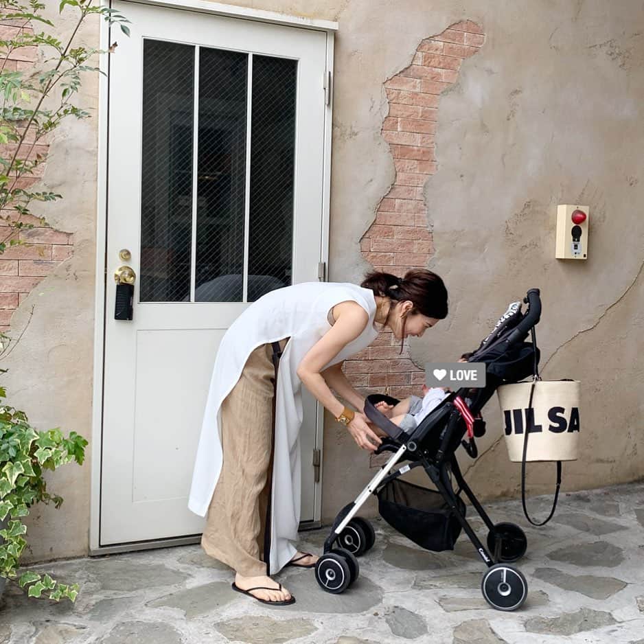 斎藤寛子さんのインスタグラム写真 - (斎藤寛子Instagram)「ノースリーブでも半袖でも長袖でも良い季節って、最高😻🙌🌿. . 今日はサイドスリットワンピースをベージュのパンツで😊. . ブログ更新しました😊✍️. . -------------------------. サイドスリットワンピース、即日完売の為、本日12:00より6/3 11:59まで数量限定にて受注販売をしています。予想をはるかに超えるご注文にスタッフ一同、びっくりしております！！本当にありがとうございます🙇‍♀️. . 6/3 11:59までの数量限定販売です。どうぞお買い逃しのございませんように🙇‍♀️❤️ありがとうございます🙏. . .  one-piece #anieca @anieca_official  pants #select @chouchou_2011  bag #jilsander @jilsander  sandals #tkees @tkees . . . #coordinate #outfit#ootd#ママファッション#ママコーデ#カジュアル#大人カジュアル#アニーカ#anieca#サイドスリットワンピース」5月31日 15時29分 - hiroko4life