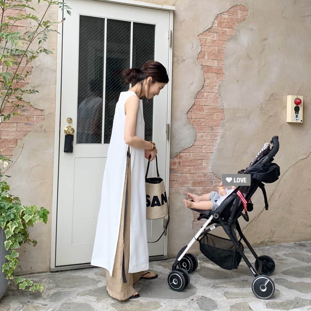 斎藤寛子さんのインスタグラム写真 - (斎藤寛子Instagram)「ノースリーブでも半袖でも長袖でも良い季節って、最高😻🙌🌿. . 今日はサイドスリットワンピースをベージュのパンツで😊. . ブログ更新しました😊✍️. . -------------------------. サイドスリットワンピース、即日完売の為、本日12:00より6/3 11:59まで数量限定にて受注販売をしています。予想をはるかに超えるご注文にスタッフ一同、びっくりしております！！本当にありがとうございます🙇‍♀️. . 6/3 11:59までの数量限定販売です。どうぞお買い逃しのございませんように🙇‍♀️❤️ありがとうございます🙏. . .  one-piece #anieca @anieca_official  pants #select @chouchou_2011  bag #jilsander @jilsander  sandals #tkees @tkees . . . #coordinate #outfit#ootd#ママファッション#ママコーデ#カジュアル#大人カジュアル#アニーカ#anieca#サイドスリットワンピース」5月31日 15時29分 - hiroko4life