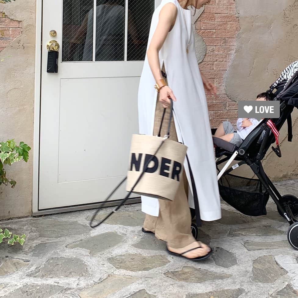 斎藤寛子さんのインスタグラム写真 - (斎藤寛子Instagram)「ノースリーブでも半袖でも長袖でも良い季節って、最高😻🙌🌿. . 今日はサイドスリットワンピースをベージュのパンツで😊. . ブログ更新しました😊✍️. . -------------------------. サイドスリットワンピース、即日完売の為、本日12:00より6/3 11:59まで数量限定にて受注販売をしています。予想をはるかに超えるご注文にスタッフ一同、びっくりしております！！本当にありがとうございます🙇‍♀️. . 6/3 11:59までの数量限定販売です。どうぞお買い逃しのございませんように🙇‍♀️❤️ありがとうございます🙏. . .  one-piece #anieca @anieca_official  pants #select @chouchou_2011  bag #jilsander @jilsander  sandals #tkees @tkees . . . #coordinate #outfit#ootd#ママファッション#ママコーデ#カジュアル#大人カジュアル#アニーカ#anieca#サイドスリットワンピース」5月31日 15時29分 - hiroko4life