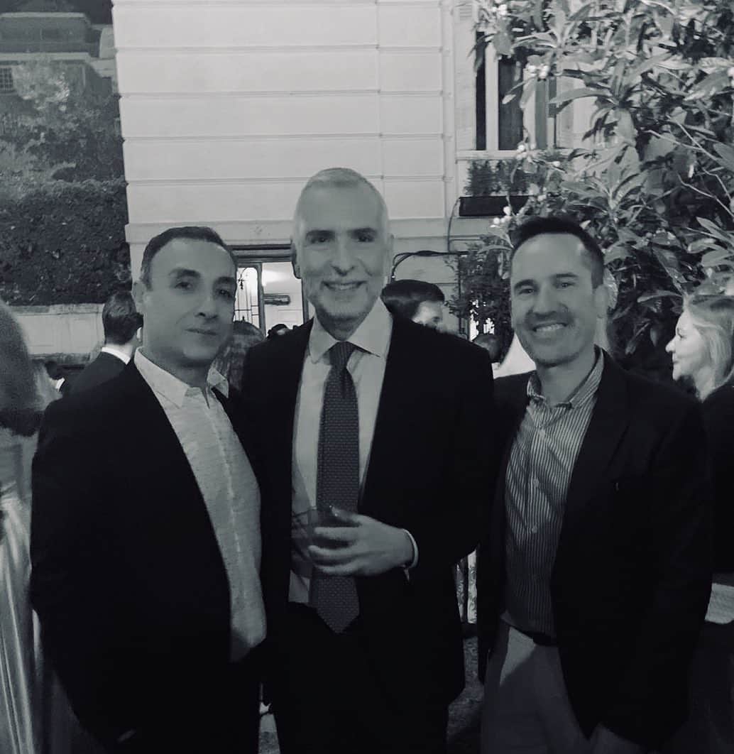 のインスタグラム：「Anoche celebrando el día nacional de uno de los países que más nos gusta, Italia. Un país con el que tenemos relaciones comerciales desde hace años y donde contamos con grandes amigos. Gracias #stefanosannino por invitarnos a una fiesta tan maravillosa y contar con tu amistad. El discurso de anoche fue muy bonito. Por una casa de amistad, inclusión y apoyo a los más desfavorecidos. . . #tailored #tailoring #elegant #shirts #cuffs #bespoke #bespokesuit #trajes #suit #bespokeshirts #trajesamedida #business #trajesmadrid #men #boy #guy #gentleman #tailor #fashion #actor #model #style #moda #wedding #shopinline #garciamadrid #campaña #madeinitaly」