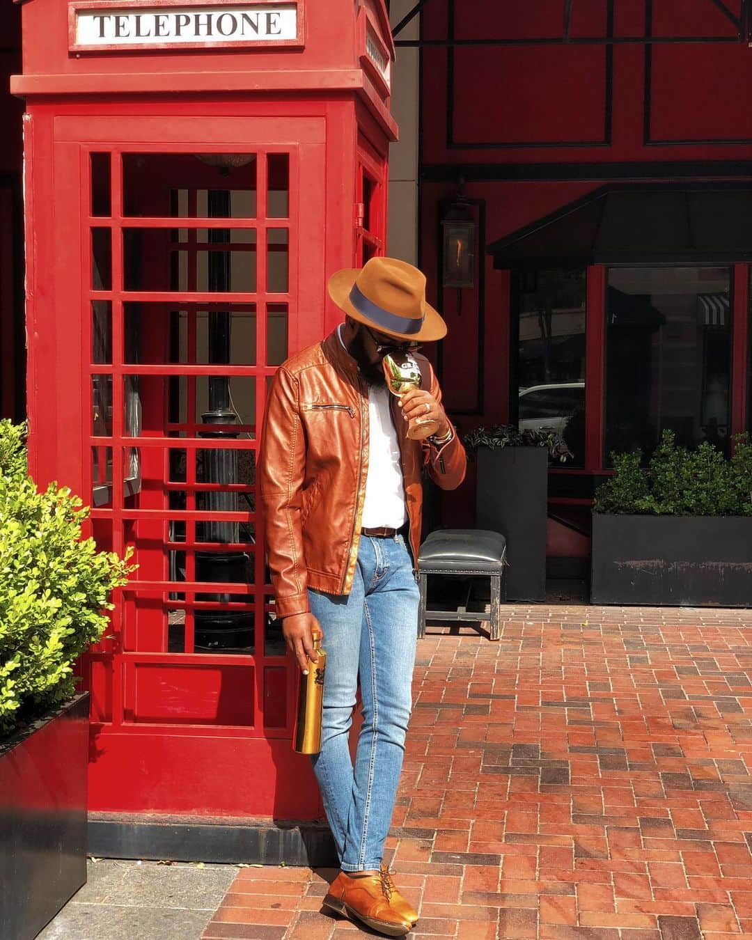 ノーブル・イグウェさんのインスタグラム写真 - (ノーブル・イグウェInstagram)「USE THE TELEPHONE,CALL ME #fashion #style #mensfashion #lifestyle #stylevitae」5月31日 15時45分 - noble_igwe