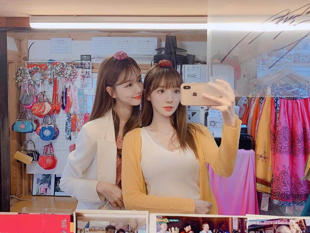 ミンヒ のインスタグラム：「서즤언니랑 촬영하러 경주🎥 한복 골랐는데 넘 이뿌다..😍 경주월드가서 불태우고 풀빌라 가는중🔥」