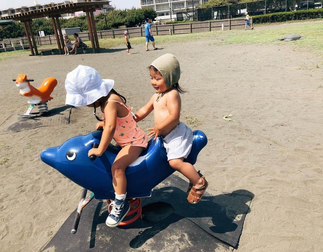 堀舞紀さんのインスタグラム写真 - (堀舞紀Instagram)「🌴 . . いつもの海沿いの公園。 中学の頃からずっとずっと通ってる場所 でまさか自分の娘が遊ぶ事になるなんてね🌼🌼 . . のどかで 風が心地よい季節です🌿 . . みんなとの日光浴もかれこれ 何年目になるのかな〜 . . あーーー きもちい🌼🌼 久々に全員集合🤙🏾 . . #beachside #sunburn #suntan  #tanning #beach #日光浴 #kidsbikini #swimwear #kidsfashion」5月31日 16時14分 - mainohori