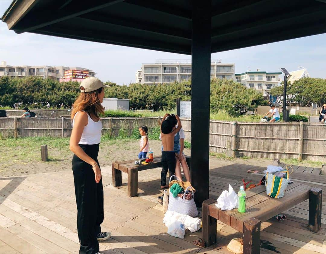 堀舞紀さんのインスタグラム写真 - (堀舞紀Instagram)「🌴 . . いつもの海沿いの公園。 中学の頃からずっとずっと通ってる場所 でまさか自分の娘が遊ぶ事になるなんてね🌼🌼 . . のどかで 風が心地よい季節です🌿 . . みんなとの日光浴もかれこれ 何年目になるのかな〜 . . あーーー きもちい🌼🌼 久々に全員集合🤙🏾 . . #beachside #sunburn #suntan  #tanning #beach #日光浴 #kidsbikini #swimwear #kidsfashion」5月31日 16時14分 - mainohori