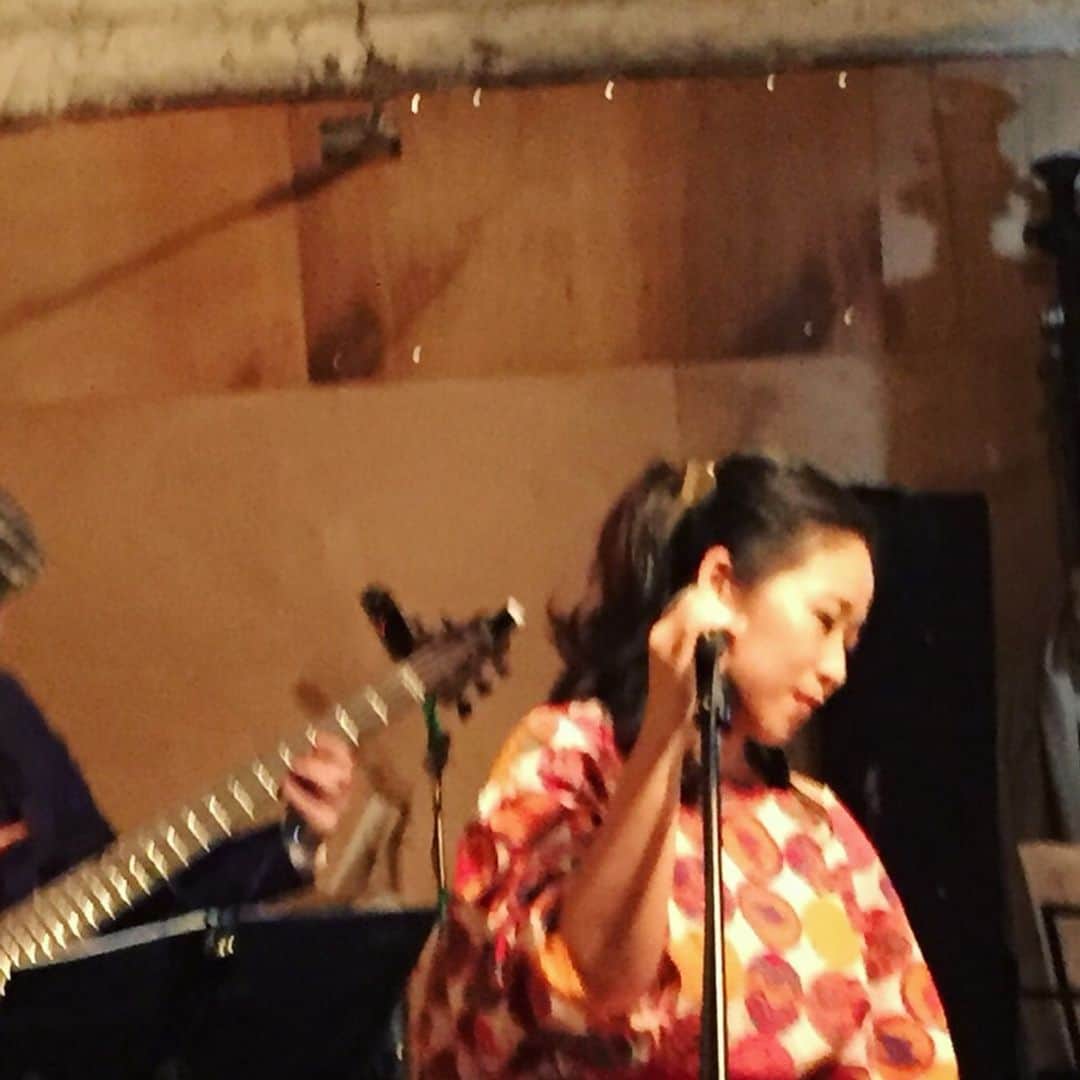 世手子さんのインスタグラム写真 - (世手子Instagram)「Yesterday's live performance went well with Areti♪（ｖ＾＿＾）ｖ How are you all?(*⁰▿⁰*) Thank you for always fun comments(〃ω〃) Yesterday was a band live♪( ´θ｀)ノ I had a lot of fun because I wrapped my hair and sang with Norinori♪(*^^)o∀*∀o(^^*)♪ https://areti.jp/hairiron/curl/i38 @areti_jp #Areti の 1台3役の万能プロフェッショナルアイロン 「 #アレティオールマイティヘアアイロン 」に最近ハマってるよー(●´ω｀●) 昨日の #豪徳寺leafroom での #バンドライブ でも大活躍でしたo(^_-)O ライブもノリノリで大盛況(=^x^=) 髪の毛もノリノリでしたo(^▽^)o #アレティ はカール・ストレート・ロールブラシ がこれ一本でできちゃうから サロン帰りみたいな #ヘアアレンジ ではしゃげますψ(｀∇´)ψ この #ヘアアイロンは、プレートに #ヒートガード が搭載されているので均一カールが思いのままo(^o^)o 大量のマイナスイオンで髪も痛みづらいし、 #ハイパワーヒーター で80°C~200°Cまで細かく温度設定が可能な #アレティ多機能アイロン は一台置いとくと便利なのですよー（´-`）.｡oO カラーは、選べる 3色のカラーバリエーションなんだけど ブルーがとても気に入っておる( ˘ω˘ ) 次のライブも楽しみだ･:*+.\(( °ω° ))/.:+」5月31日 16時09分 - rojide