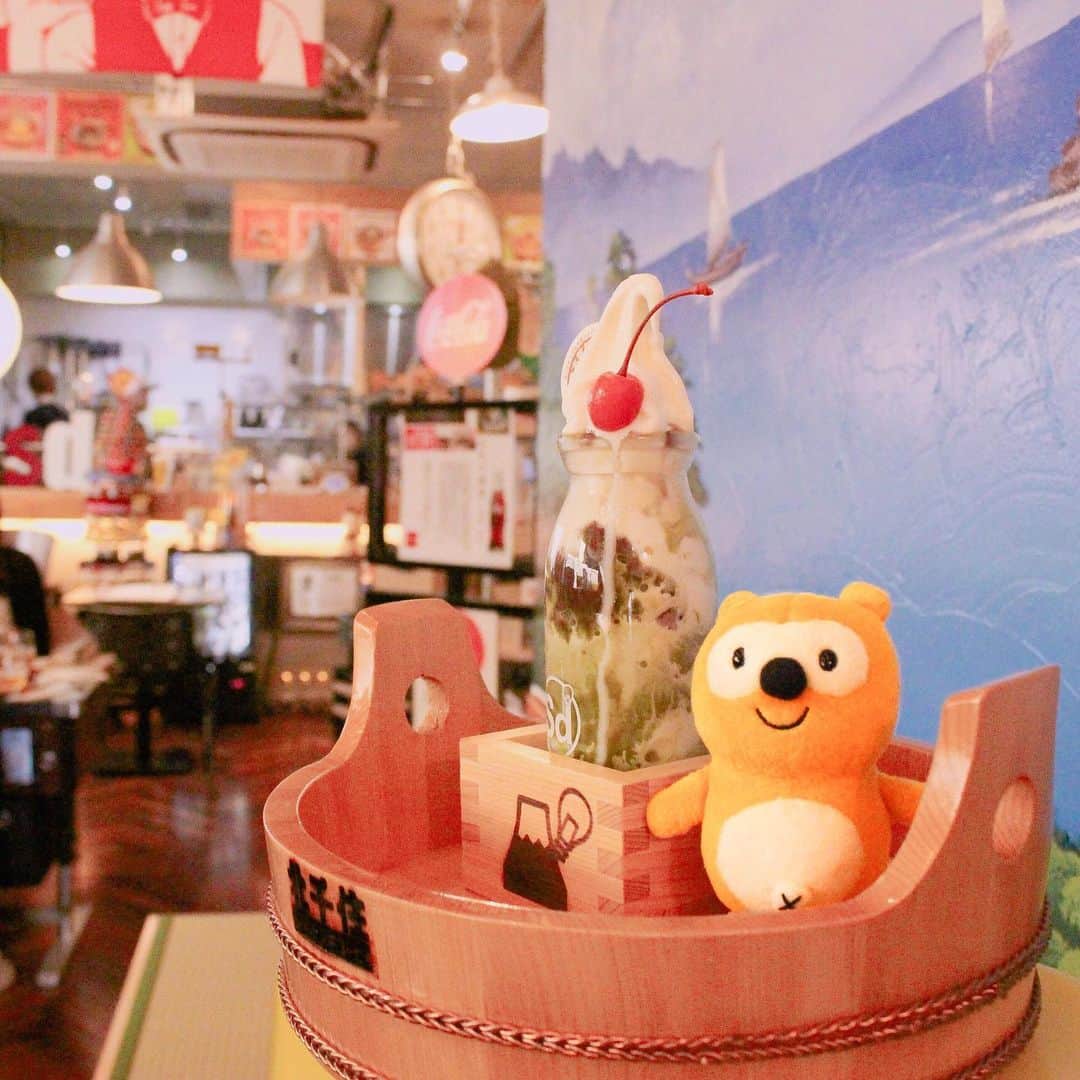 ポンタのインスタグラム：「. . どんぶらこ～どんぶらこ🍨🎶 . . 下町散歩🚶‍♂️楽しかったよ✌️ . . 次はどこへ行こうかな～？😆 . . . . #ponta #ポンタ #ポンスタグラマー #ポンタのポンスタグラマーへの道 #ポンスタグラム #撮りポン #鈴木電気コーヒー #桶 #牛乳瓶カフェ #北千住カフェ #抹茶　#シェイク #下町 #下町散歩 #ぬい撮り #ちょっこりさん #インスタ映え #写真好きな人と繋がりたい #instafood #foodstagram #tokyocafe #kitasenju」