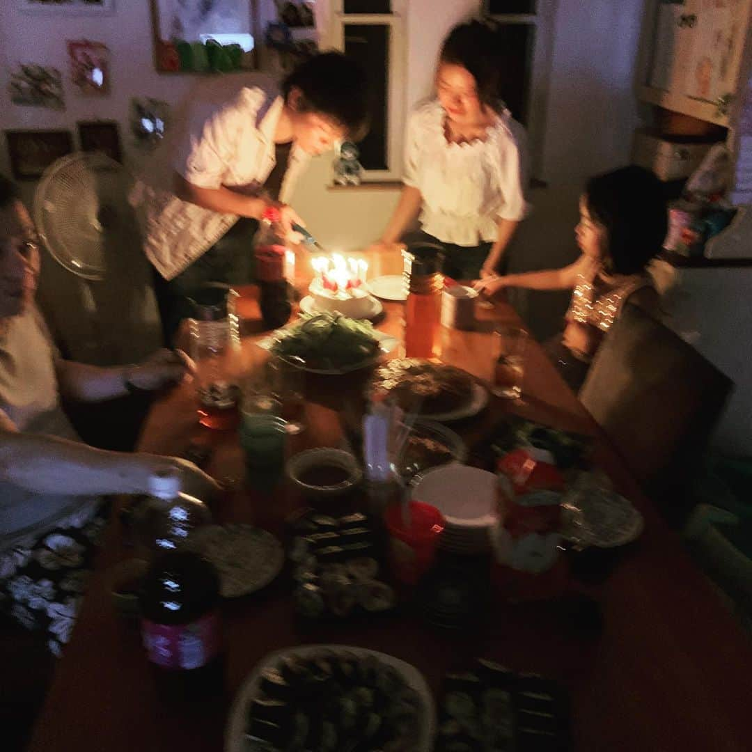 吉野紗香さんのインスタグラム写真 - (吉野紗香Instagram)「先週弟家族が、私の誕生日パーティーをしてくれました🎉🎂☺️💖✨＊ ＊ ケーキもプレゼントも頂いちゃって💕😌🍀💖✨手作り手巻き寿司もとっても美味しくて😍🎊💖✨＊ ＊ ご近所さん繋がりでお知り合いになった新人女優のAyamiさんも来て下さって❤️＊ ＊ 甥っ子姪っ子からも、こんなにお祝いしてもらえて🌈❤️💖✨＊ ＊ 本当に本当にありがとう💕🍀💖✨ #誕生日会 #弟家族 #birthdayparty #family #手作り手巻き寿司 #夫もお手伝い #誕生日ケーキ #プレゼント #甥っ子 #姪っ子 #カメラマン #最高に幸せ」5月31日 16時11分 - sayakayoshino_official