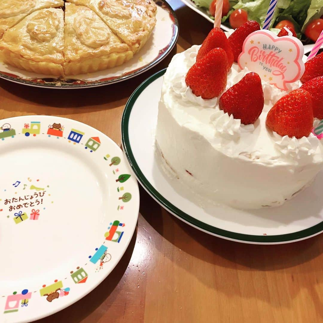 吉野紗香さんのインスタグラム写真 - (吉野紗香Instagram)「先週弟家族が、私の誕生日パーティーをしてくれました🎉🎂☺️💖✨＊ ＊ ケーキもプレゼントも頂いちゃって💕😌🍀💖✨手作り手巻き寿司もとっても美味しくて😍🎊💖✨＊ ＊ ご近所さん繋がりでお知り合いになった新人女優のAyamiさんも来て下さって❤️＊ ＊ 甥っ子姪っ子からも、こんなにお祝いしてもらえて🌈❤️💖✨＊ ＊ 本当に本当にありがとう💕🍀💖✨ #誕生日会 #弟家族 #birthdayparty #family #手作り手巻き寿司 #夫もお手伝い #誕生日ケーキ #プレゼント #甥っ子 #姪っ子 #カメラマン #最高に幸せ」5月31日 16時11分 - sayakayoshino_official